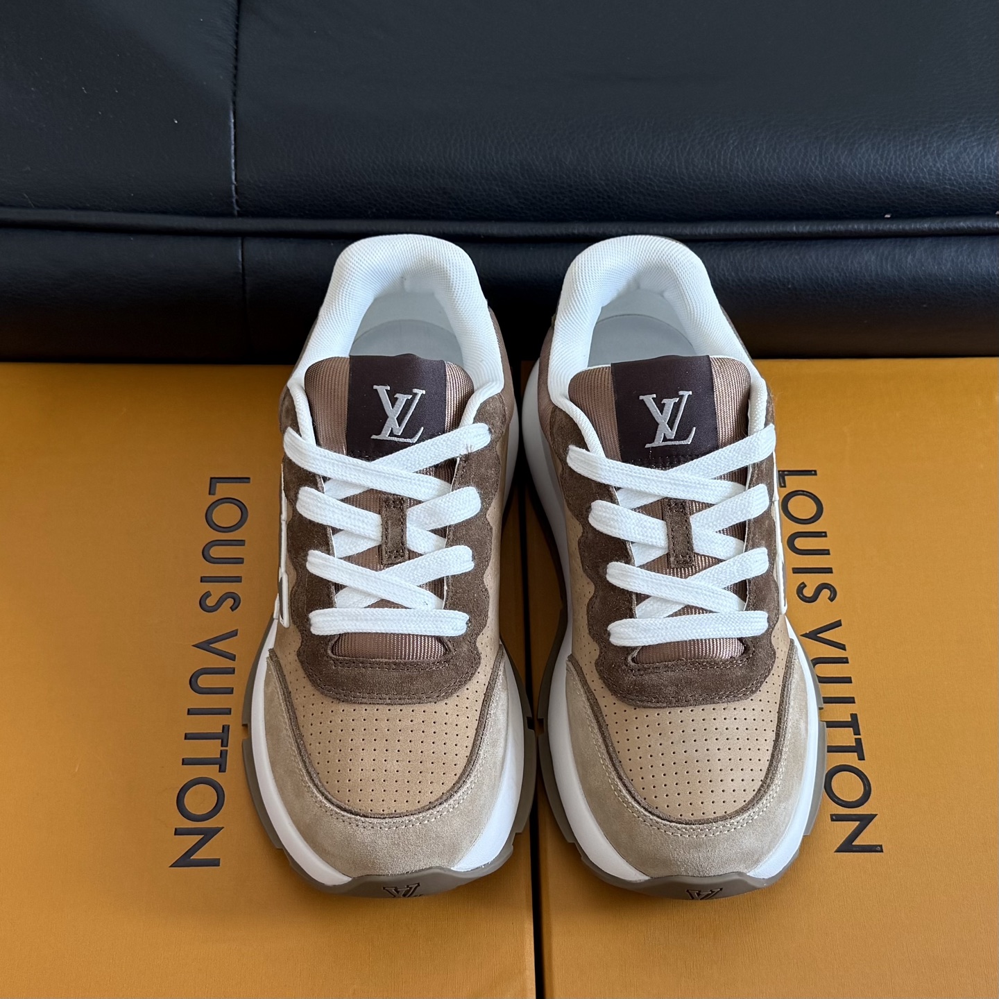 NO:670097,Top version of men's model LV Louis Vuitton L Jialu brand latest Classic series thick sole casual sneakers original purchase development and production This Classic sneaker debuts in the 2025 autumn and winter men's series. It is made of smooth cow leather and has a sophisticated design that can be easily integrated into various styles. The eye-catching LV letters are marked on the side of the shoe, and the light rubber outsole is embellished with the Vuitton logo. Exquisite packaging at the delivery counter. The fabric is original custom-made imported first-layer cowhide. The inner lining is original imported breathable mesh.  The sole is made of original open-molded rubber foam material, sole thickness 4CM19860909顶级版本男款 LV 路易威登 L家驴牌 最新Classic系列 厚底 休闲 运动鞋 原版购入开发 做货 这款Classic 运动鞋于 2025 秋冬男士系列初次亮相,以光滑牛皮革塑造考究设计,可轻松融入各式造型.瞩目 LV 字母标注鞋侧,轻盈橡胶外底点缀 Vuitton 标识 配送专柜精美包装 面料原版定制进口头层牛皮 内里原版进口透气网里 鞋底原版开模橡胶发泡材质 底厚4CM Size:男款38-46（38/45/46定制,休闲鞋/运动鞋,louis vuitton,louis vuitton,louis vuitton,louis vuitton,sneakers,cowhide,Women's Shoes