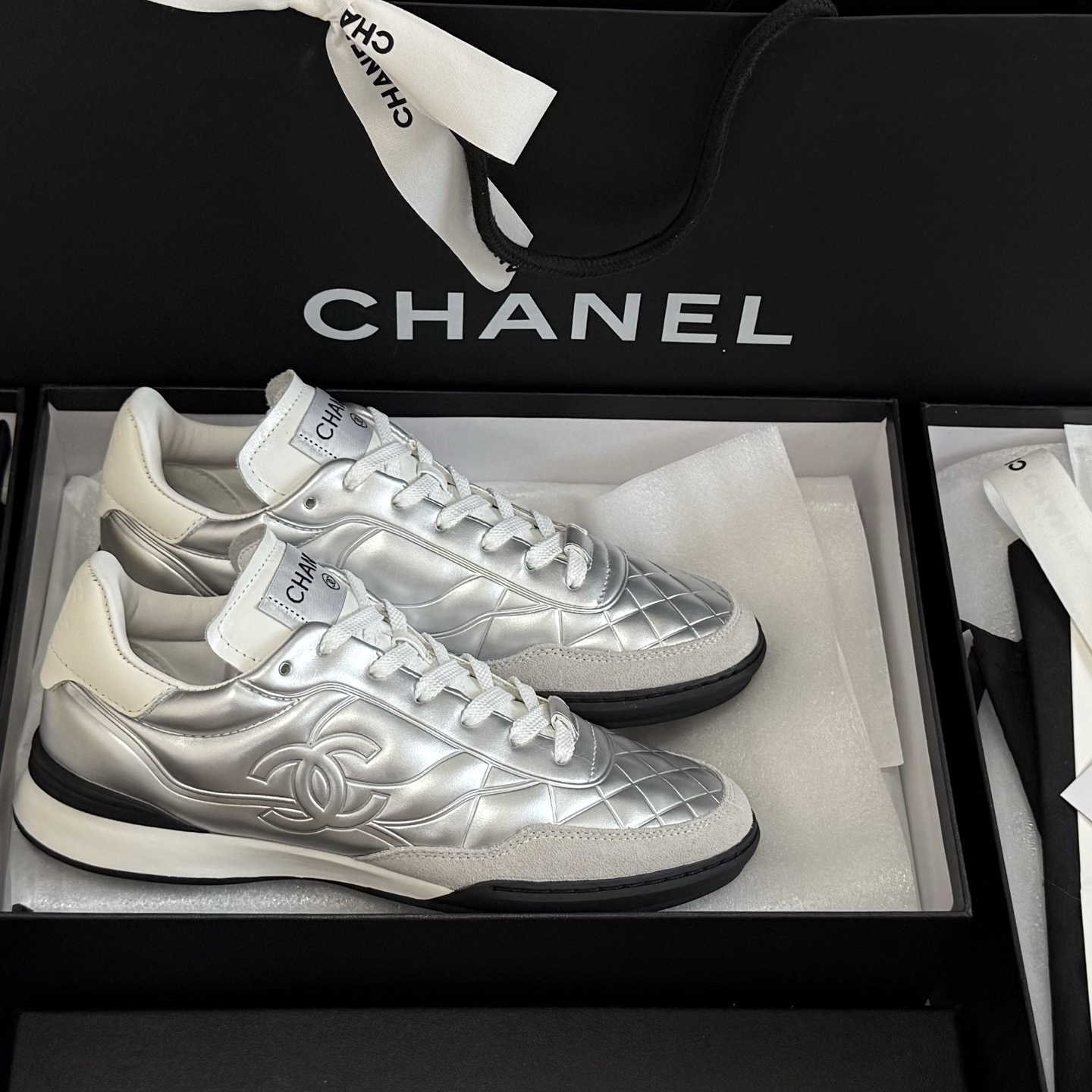 NO:670102,Size: 35-40 41 Customized, non-refundable and non-exchangeable. CHANEL 25N ski series silver and black color matching moral training shoes. Classic rhombus pattern with silver bright leather upper, black suede on the sides makes it more stable and elegant. Annual shoe king, casual shoes/sports shoes, chanel, sneakers, chamois leather19860909size: 35-40 41订做不退不换 CHANEL 25N滑雪系列银黑拼色德训鞋 经典菱格纹配上银色亮皮鞋面,侧面黑色麂皮更显得稳重优雅 年度鞋王,休闲鞋/运动鞋,chanel,sneakers,chamois leather,Women's Shoes