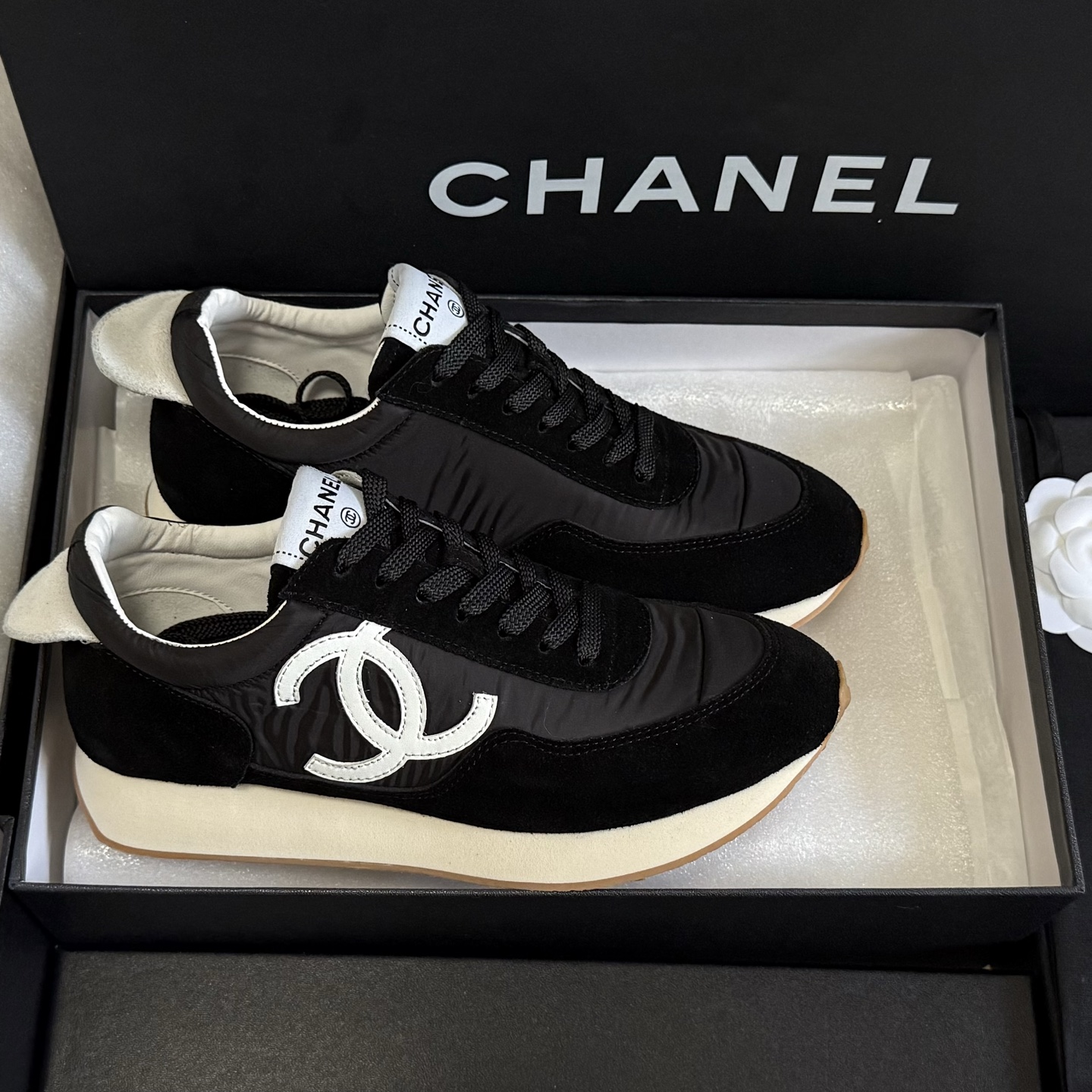 NO:724192,size: 35-40 (41 custom-made, non-returnable and non-exchangeable) Chanel 26P early spring moral training shoes, sports shoes, 26P hot model is indeed well-deserved, beautiful and easy to wear, this wave must be rushed!  The love in the world is Xiaoxiang!  New designers inject fresh souls into classics and rejuvenate them. When you try them on, you can feel them on your feet as softly as if you are stepping on clouds. It is not tiring to walk and has perfect support. The color scheme is classic and versatile, so you can go about your daily life without any pressure. It is the best model with both good looks and comfort!  Upper washed spacewalk cow suede, lining sheepskin, sole raw rubber TPU outsole, casual shoes/sports shoes, chanel, sneakers, sheepskin19860909size: 35-40 (41定做不退不换) Chanel 26P 早春德训鞋 运动鞋 26P爆款果然名不虚传,又美又好穿,这波必须冲！ 人间挚爱是小香！新设计师注入鲜活灵魂,让经典焕发新生. 试穿直接被拿捏,脚感轻软到像踩在云朵上,走路不累、支撑感满分. 配色经典百搭,日常暴走都毫无压力,颜值与舒适度双在线的王炸款！ 鞋面水洗太空步牛反绒 内里绵羊皮 鞋底生胶TPU大底,休闲鞋/运动鞋,chanel,sneakers,sheepskin,Women's Shoes