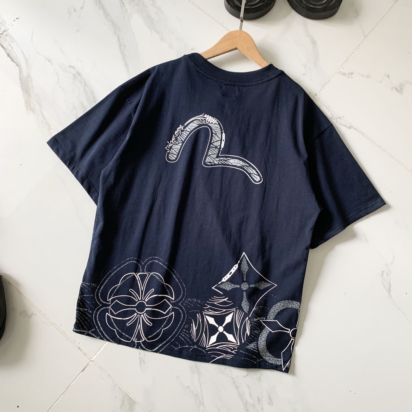 EVISU Fushin, camiseta de manga corta súper holgada con estampado de múltiples flores familiares, estilo deportivo casu…