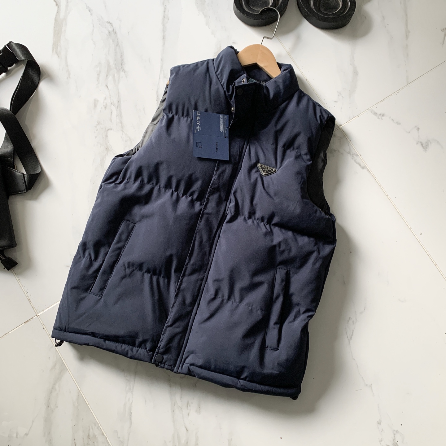 💰110
PRADA 普拉达25ss秋冬新款户外休闲立领防风棉马甲,三色可选,经典百搭永不过时系列,绝佳出行穿搭必备百搭单品
超火爆款终于出货啦!普拉达男款立领棉马甲!防水透气保暖面料、立领设计,两侧拉链口袋、天气逐渐转凉,是时候入手一件了!
胸前普拉达家倒立三角皮标logo点缀,彰显品牌身份!绝对是好东西!!无论搭配外套卫衣还是毛衣都非常合适!!版型设计简单大方,要的就是这种简单大方的感觉!!做工特别精致,剪裁走线绝对挑不出毛病!!穿起来舒服,修身不臃肿!!绝对是一款值得推荐的好货!!最主要是保暖性强!定制面料,很有挺括感,不臃肿,很显精神!很帅的一款基础单品,炒鸡好搭配简约的廓形,适合各种身材,谁都可以驾驭~自己穿送朋友都是非常好的选择...非常超值的一款马甲…让你和家人整个冬天温暖如春!做工精致,细节到位,三标齐全,诚意满满
颜色: 黑色 藏青 米白
5472.809.821