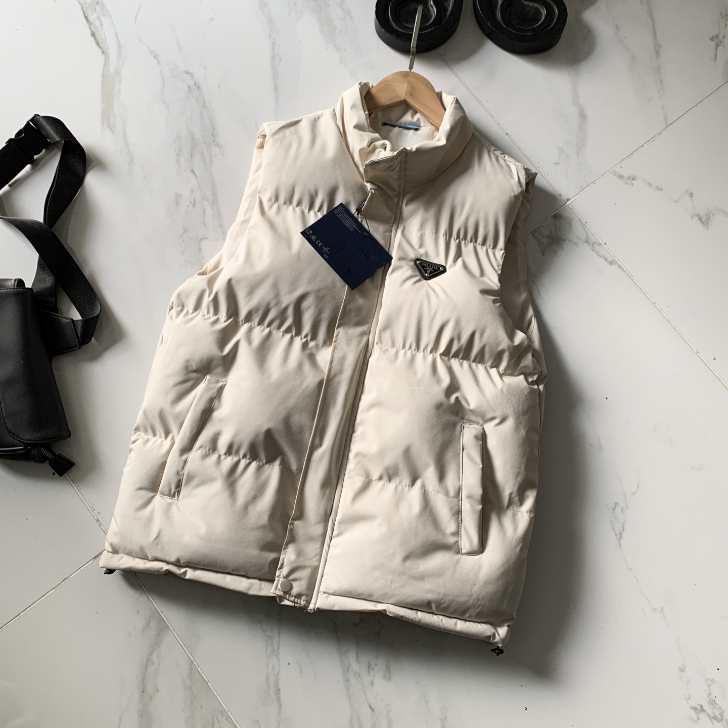 💰110
PRADA 普拉达25ss秋冬新款户外休闲立领防风棉马甲,三色可选,经典百搭永不过时系列,绝佳出行穿搭必备百搭单品
超火爆款终于出货啦!普拉达男款立领棉马甲!防水透气保暖面料、立领设计,两侧拉链口袋、天气逐渐转凉,是时候入手一件了!
胸前普拉达家倒立三角皮标logo点缀,彰显品牌身份!绝对是好东西!!无论搭配外套卫衣还是毛衣都非常合适!!版型设计简单大方,要的就是这种简单大方的感觉!!做工特别精致,剪裁走线绝对挑不出毛病!!穿起来舒服,修身不臃肿!!绝对是一款值得推荐的好货!!最主要是保暖性强!定制面料,很有挺括感,不臃肿,很显精神!很帅的一款基础单品,炒鸡好搭配简约的廓形,适合各种身材,谁都可以驾驭~自己穿送朋友都是非常好的选择...非常超值的一款马甲…让你和家人整个冬天温暖如春!做工精致,细节到位,三标齐全,诚意满满
颜色: 黑色 藏青 米白
5472.809.821