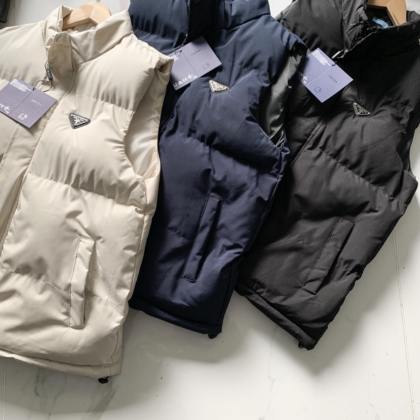 💰110
PRADA 普拉达25ss秋冬新款户外休闲立领防风棉马甲,三色可选,经典百搭永不过时系列,绝佳出行穿搭必备百搭单品
超火爆款终于出货啦!普拉达男款立领棉马甲!防水透气保暖面料、立领设计,两侧拉链口袋、天气逐渐转凉,是时候入手一件了!
胸前普拉达家倒立三角皮标logo点缀,彰显品牌身份!绝对是好东西!!无论搭配外套卫衣还是毛衣都非常合适!!版型设计简单大方,要的就是这种简单大方的感觉!!做工特别精致,剪裁走线绝对挑不出毛病!!穿起来舒服,修身不臃肿!!绝对是一款值得推荐的好货!!最主要是保暖性强!定制面料,很有挺括感,不臃肿,很显精神!很帅的一款基础单品,炒鸡好搭配简约的廓形,适合各种身材,谁都可以驾驭~自己穿送朋友都是非常好的选择...非常超值的一款马甲…让你和家人整个冬天温暖如春!做工精致,细节到位,三标齐全,诚意满满
颜色: 黑色 藏青 米白
5472.809.821