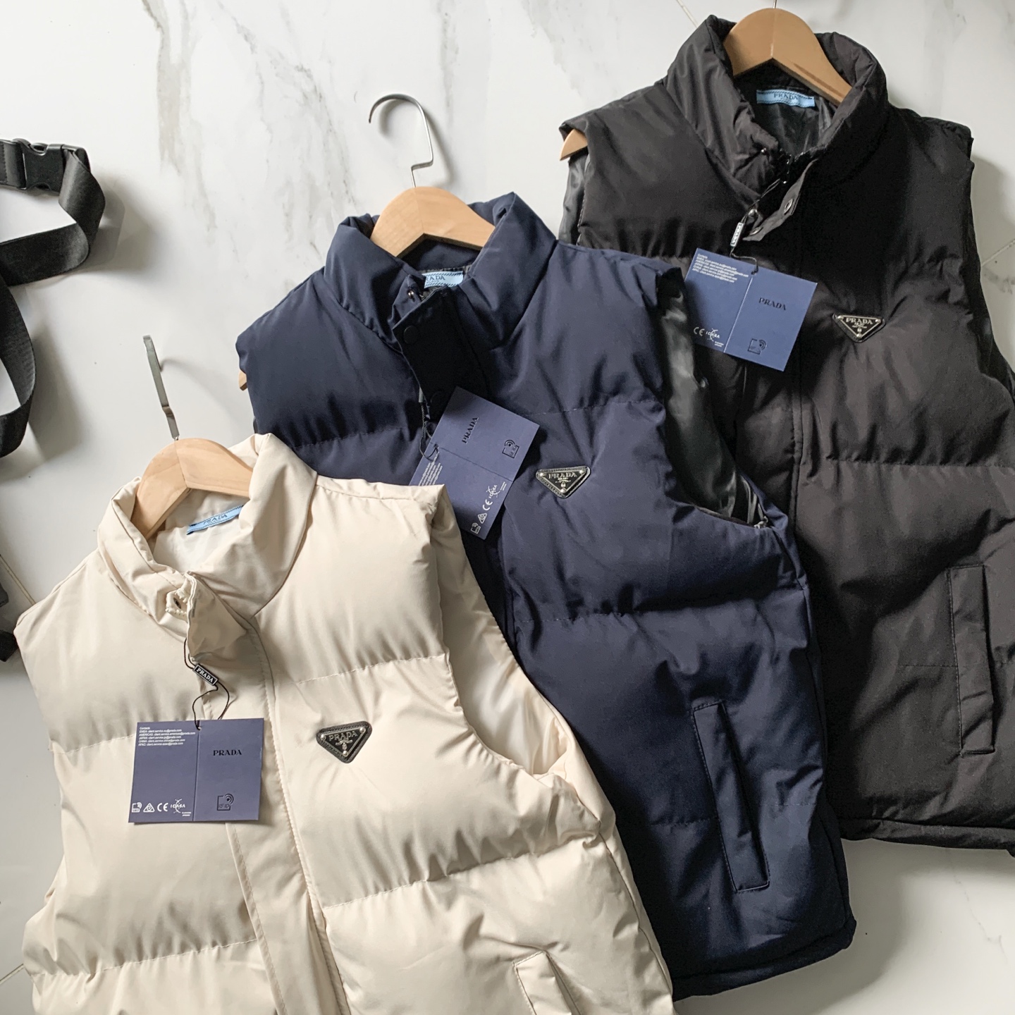 💰110
PRADA 普拉达25ss秋冬新款户外休闲立领防风棉马甲,三色可选,经典百搭永不过时系列,绝佳出行穿搭必备百搭单品
超火爆款终于出货啦!普拉达男款立领棉马甲!防水透气保暖面料、立领设计,两侧拉链口袋、天气逐渐转凉,是时候入手一件了!
胸前普拉达家倒立三角皮标logo点缀,彰显品牌身份!绝对是好东西!!无论搭配外套卫衣还是毛衣都非常合适!!版型设计简单大方,要的就是这种简单大方的感觉!!做工特别精致,剪裁走线绝对挑不出毛病!!穿起来舒服,修身不臃肿!!绝对是一款值得推荐的好货!!最主要是保暖性强!定制面料,很有挺括感,不臃肿,很显精神!很帅的一款基础单品,炒鸡好搭配简约的廓形,适合各种身材,谁都可以驾驭~自己穿送朋友都是非常好的选择...非常超值的一款马甲…让你和家人整个冬天温暖如春!做工精致,细节到位,三标齐全,诚意满满
颜色: 黑色 藏青 米白
5472.809.821