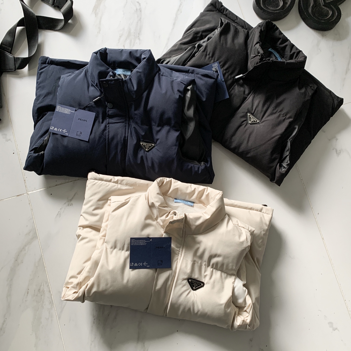 💰110
PRADA 普拉达25ss秋冬新款户外休闲立领防风棉马甲,三色可选,经典百搭永不过时系列,绝佳出行穿搭必备百搭单品
超火爆款终于出货啦!普拉达男款立领棉马甲!防水透气保暖面料、立领设计,两侧拉链口袋、天气逐渐转凉,是时候入手一件了!
胸前普拉达家倒立三角皮标logo点缀,彰显品牌身份!绝对是好东西!!无论搭配外套卫衣还是毛衣都非常合适!!版型设计简单大方,要的就是这种简单大方的感觉!!做工特别精致,剪裁走线绝对挑不出毛病!!穿起来舒服,修身不臃肿!!绝对是一款值得推荐的好货!!最主要是保暖性强!定制面料,很有挺括感,不臃肿,很显精神!很帅的一款基础单品,炒鸡好搭配简约的廓形,适合各种身材,谁都可以驾驭~自己穿送朋友都是非常好的选择...非常超值的一款马甲…让你和家人整个冬天温暖如春!做工精致,细节到位,三标齐全,诚意满满
颜色: 黑色 藏青 米白
5472.809.821