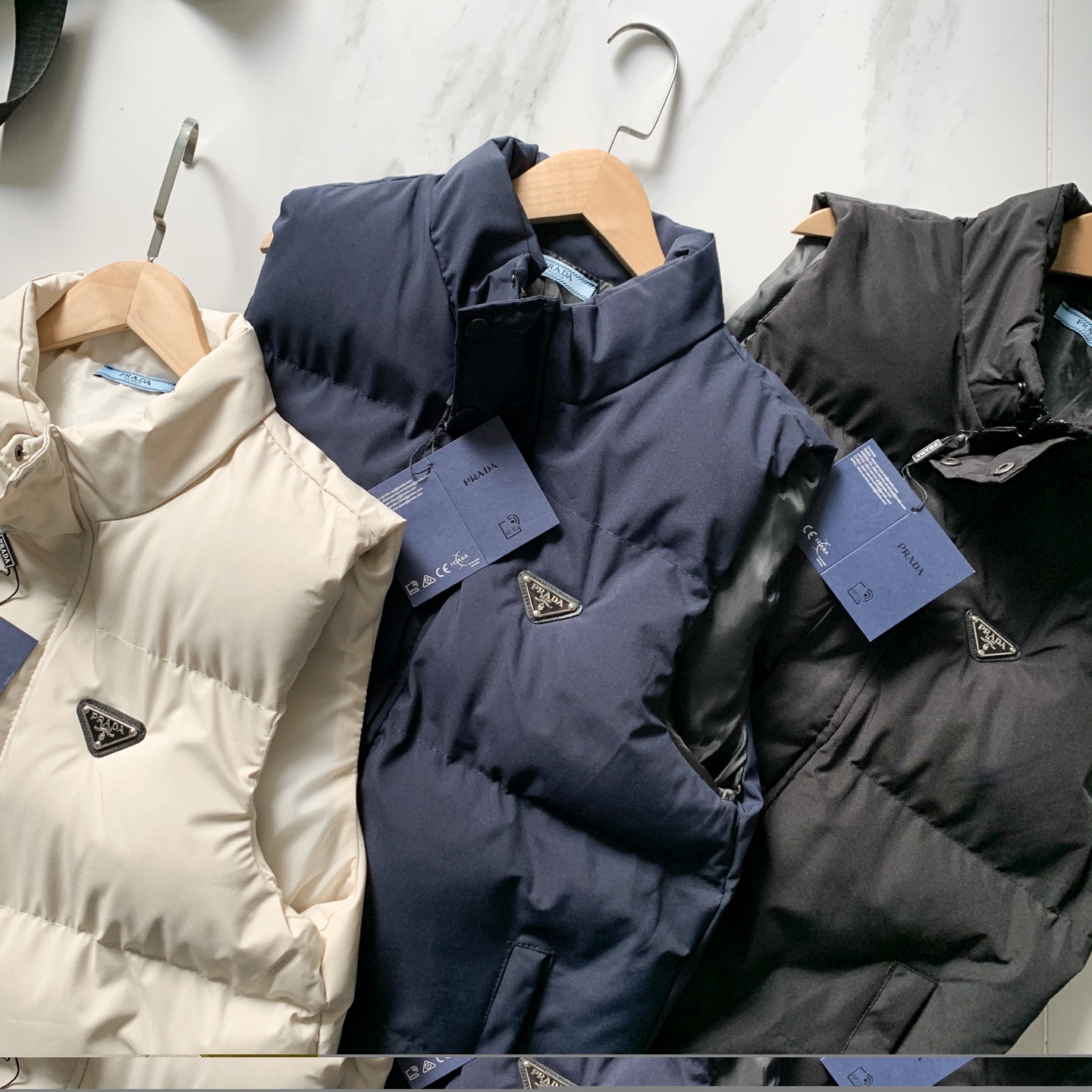 💰110
PRADA 普拉达25ss秋冬新款户外休闲立领防风棉马甲,三色可选,经典百搭永不过时系列,绝佳出行穿搭必备百搭单品
超火爆款终于出货啦!普拉达男款立领棉马甲!防水透气保暖面料、立领设计,两侧拉链口袋、天气逐渐转凉,是时候入手一件了!
胸前普拉达家倒立三角皮标logo点缀,彰显品牌身份!绝对是好东西!!无论搭配外套卫衣还是毛衣都非常合适!!版型设计简单大方,要的就是这种简单大方的感觉!!做工特别精致,剪裁走线绝对挑不出毛病!!穿起来舒服,修身不臃肿!!绝对是一款值得推荐的好货!!最主要是保暖性强!定制面料,很有挺括感,不臃肿,很显精神!很帅的一款基础单品,炒鸡好搭配简约的廓形,适合各种身材,谁都可以驾驭~自己穿送朋友都是非常好的选择...非常超值的一款马甲…让你和家人整个冬天温暖如春!做工精致,细节到位,三标齐全,诚意满满
颜色: 黑色 藏青 米白
5472.809.821