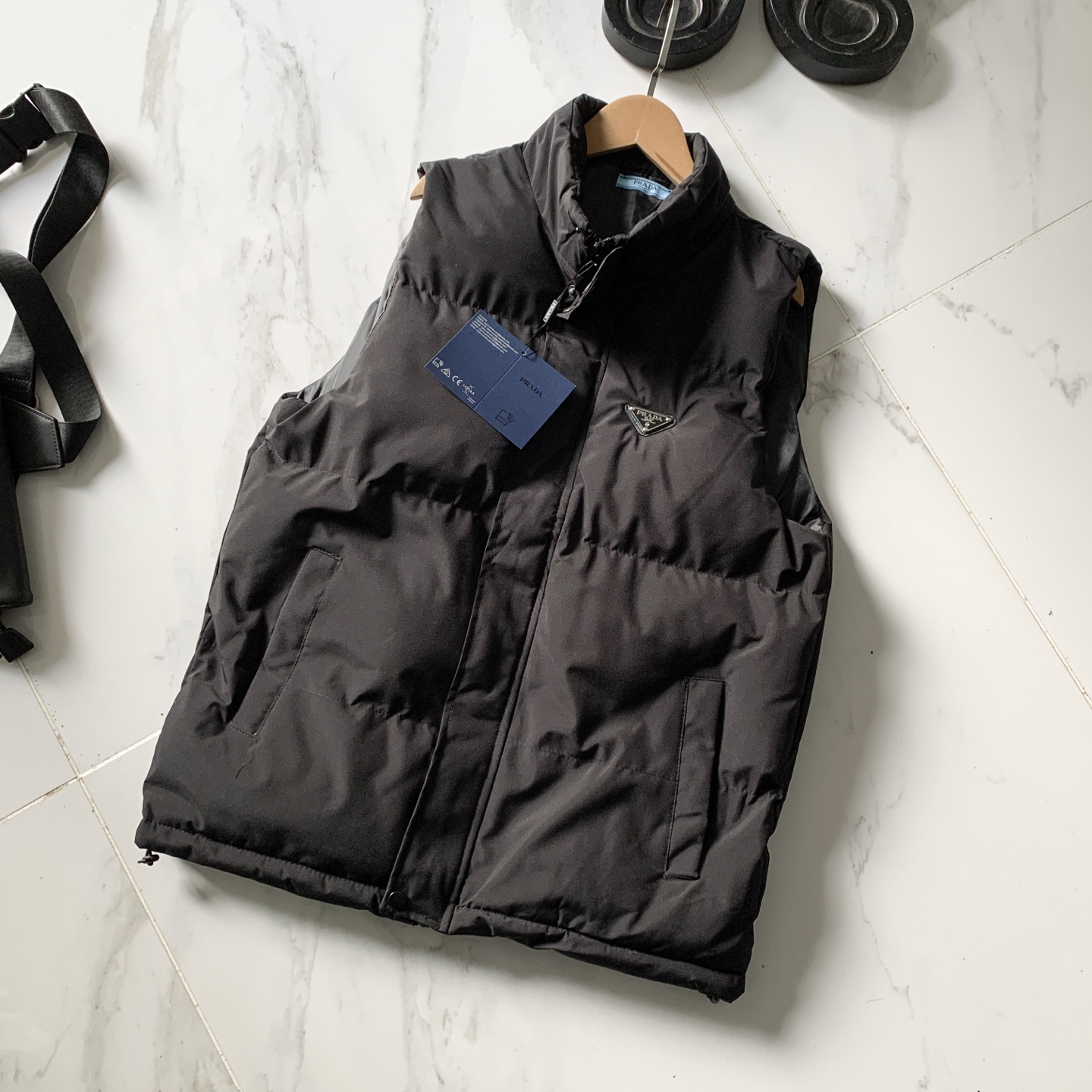 💰110
PRADA 普拉达25ss秋冬新款户外休闲立领防风棉马甲,三色可选,经典百搭永不过时系列,绝佳出行穿搭必备百搭单品
超火爆款终于出货啦!普拉达男款立领棉马甲!防水透气保暖面料、立领设计,两侧拉链口袋、天气逐渐转凉,是时候入手一件了!
胸前普拉达家倒立三角皮标logo点缀,彰显品牌身份!绝对是好东西!!无论搭配外套卫衣还是毛衣都非常合适!!版型设计简单大方,要的就是这种简单大方的感觉!!做工特别精致,剪裁走线绝对挑不出毛病!!穿起来舒服,修身不臃肿!!绝对是一款值得推荐的好货!!最主要是保暖性强!定制面料,很有挺括感,不臃肿,很显精神!很帅的一款基础单品,炒鸡好搭配简约的廓形,适合各种身材,谁都可以驾驭~自己穿送朋友都是非常好的选择...非常超值的一款马甲…让你和家人整个冬天温暖如春!做工精致,细节到位,三标齐全,诚意满满
颜色: 黑色 藏青 米白
5472.809.821