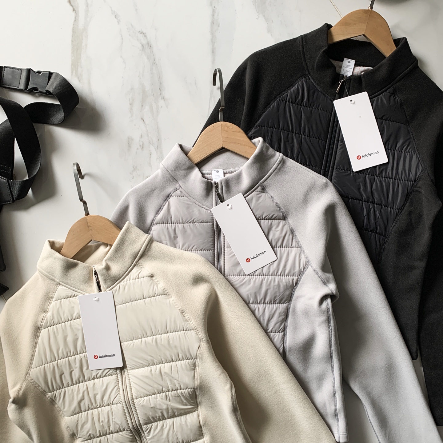 💰130ulu Down And Around Jacket轻薄立领保暖绵羊毛气绒衣
小蛮腰立领2.0聚温衣
面料:夹层100%羊毛,里料:89.7%聚酯纤维,8.7%氨纶 面层:100%锦纶
秋冬石墨烯羊绒蚕丝蛋白2.0聚温衣功能特点:石墨烯、7A抗菌、远红外线升温、羊绒蚕丝蛋白聚温效果比普通的能上升50℃左右。
工艺全部采用无骨四针六线无痕包边做工,穿着更舒适。衣型板正,采用先进机器定制而成。具备七防功能:防起球、防勾丝、防变形、防褪色、防静电还防风!▼面料特点:升级版柔顺面料,细腻亲肤,抗皱免烫,循环透气。看得见的弹力塑身,贴合肌肤,无负重感。不勾丝、不起球、不褪色、不变形!融入蚕丝蛋白,手感舒适细腻滋养肌肤! 整件衣服采用7A抗菌处理,穿着更健康更卫生,更放心▼版型特点:S型人鱼腰 !塑形、显瘦、显气质!
颜色:月光灰 可可卡 曜石黑
尺码:M(80-90斤)
L(90-105斤)
XL(105-120斤)
XXL(120-130斤)
XXXL(130-140斤)