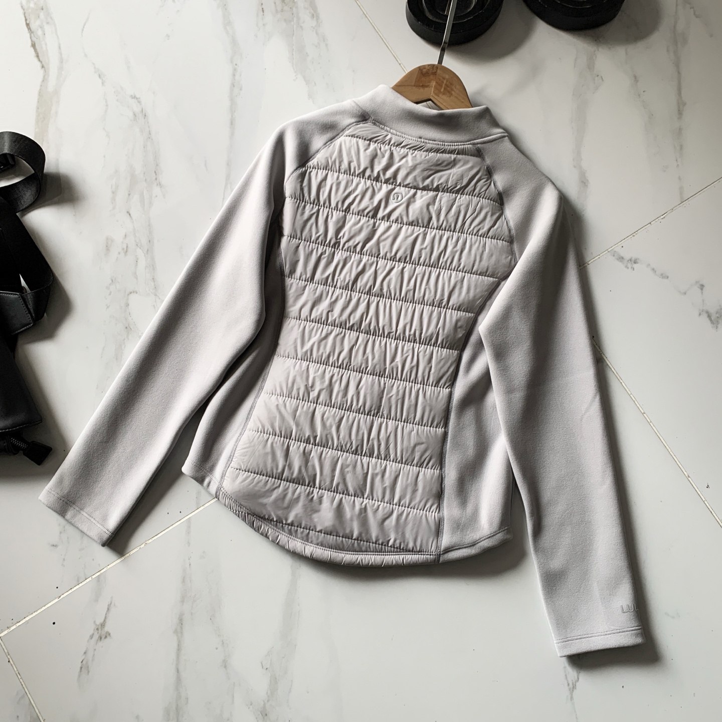 💰130ulu Down And Around Jacket轻薄立领保暖绵羊毛气绒衣
小蛮腰立领2.0聚温衣
面料:夹层100%羊毛,里料:89.7%聚酯纤维,8.7%氨纶 面层:100%锦纶
秋冬石墨烯羊绒蚕丝蛋白2.0聚温衣功能特点:石墨烯、7A抗菌、远红外线升温、羊绒蚕丝蛋白聚温效果比普通的能上升50℃左右。
工艺全部采用无骨四针六线无痕包边做工,穿着更舒适。衣型板正,采用先进机器定制而成。具备七防功能:防起球、防勾丝、防变形、防褪色、防静电还防风!▼面料特点:升级版柔顺面料,细腻亲肤,抗皱免烫,循环透气。看得见的弹力塑身,贴合肌肤,无负重感。不勾丝、不起球、不褪色、不变形!融入蚕丝蛋白,手感舒适细腻滋养肌肤! 整件衣服采用7A抗菌处理,穿着更健康更卫生,更放心▼版型特点:S型人鱼腰 !塑形、显瘦、显气质!
颜色:月光灰 可可卡 曜石黑
尺码:M(80-90斤)
L(90-105斤)
XL(105-120斤)
XXL(120-130斤)
XXXL(130-140斤)