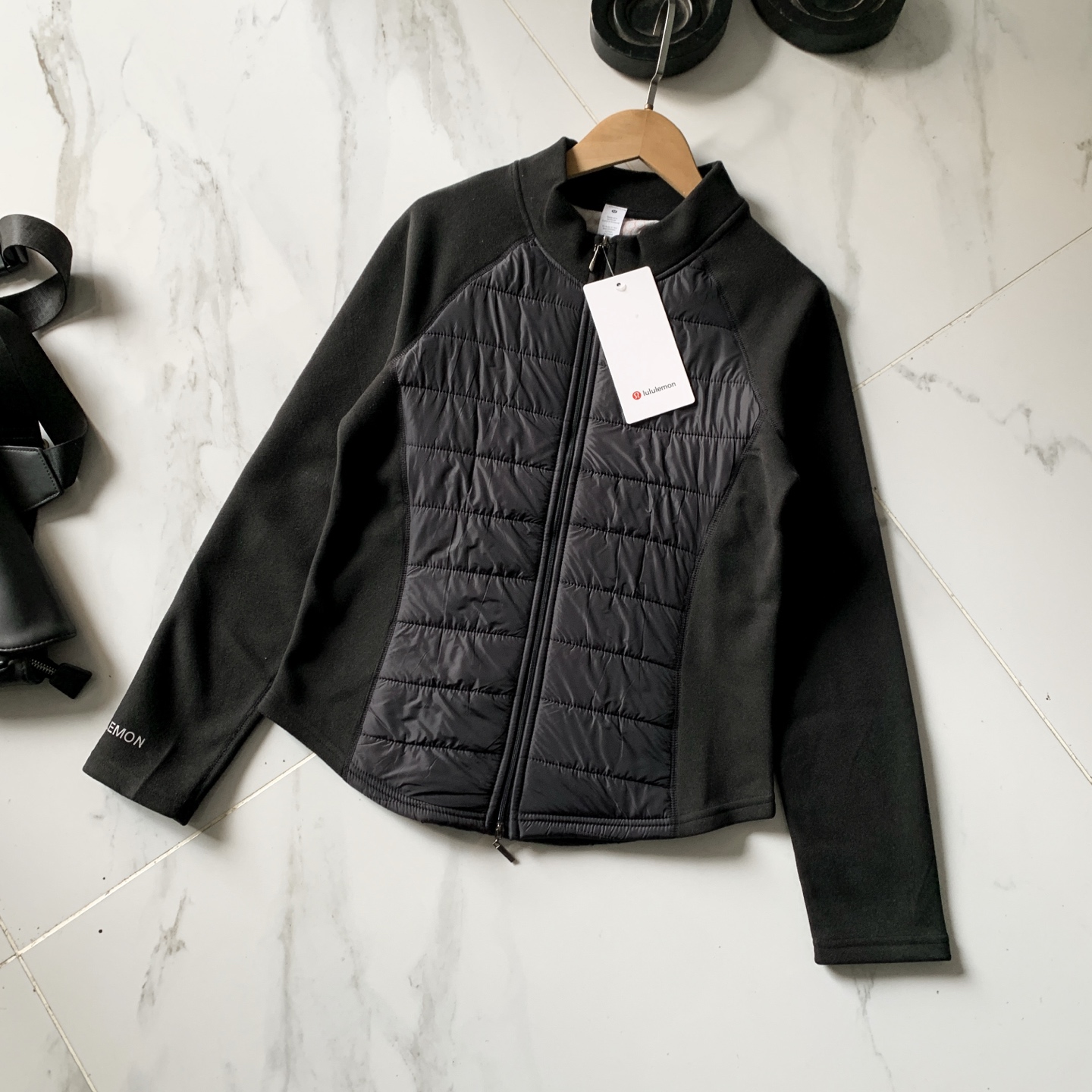 💰130ulu Down And Around Jacket轻薄立领保暖绵羊毛气绒衣
小蛮腰立领2.0聚温衣
面料:夹层100%羊毛,里料:89.7%聚酯纤维,8.7%氨纶 面层:100%锦纶
秋冬石墨烯羊绒蚕丝蛋白2.0聚温衣功能特点:石墨烯、7A抗菌、远红外线升温、羊绒蚕丝蛋白聚温效果比普通的能上升50℃左右。
工艺全部采用无骨四针六线无痕包边做工,穿着更舒适。衣型板正,采用先进机器定制而成。具备七防功能:防起球、防勾丝、防变形、防褪色、防静电还防风!▼面料特点:升级版柔顺面料,细腻亲肤,抗皱免烫,循环透气。看得见的弹力塑身,贴合肌肤,无负重感。不勾丝、不起球、不褪色、不变形!融入蚕丝蛋白,手感舒适细腻滋养肌肤! 整件衣服采用7A抗菌处理,穿着更健康更卫生,更放心▼版型特点:S型人鱼腰 !塑形、显瘦、显气质!
颜色:月光灰 可可卡 曜石黑
尺码:M(80-90斤)
L(90-105斤)
XL(105-120斤)
XXL(120-130斤)
XXXL(130-140斤)