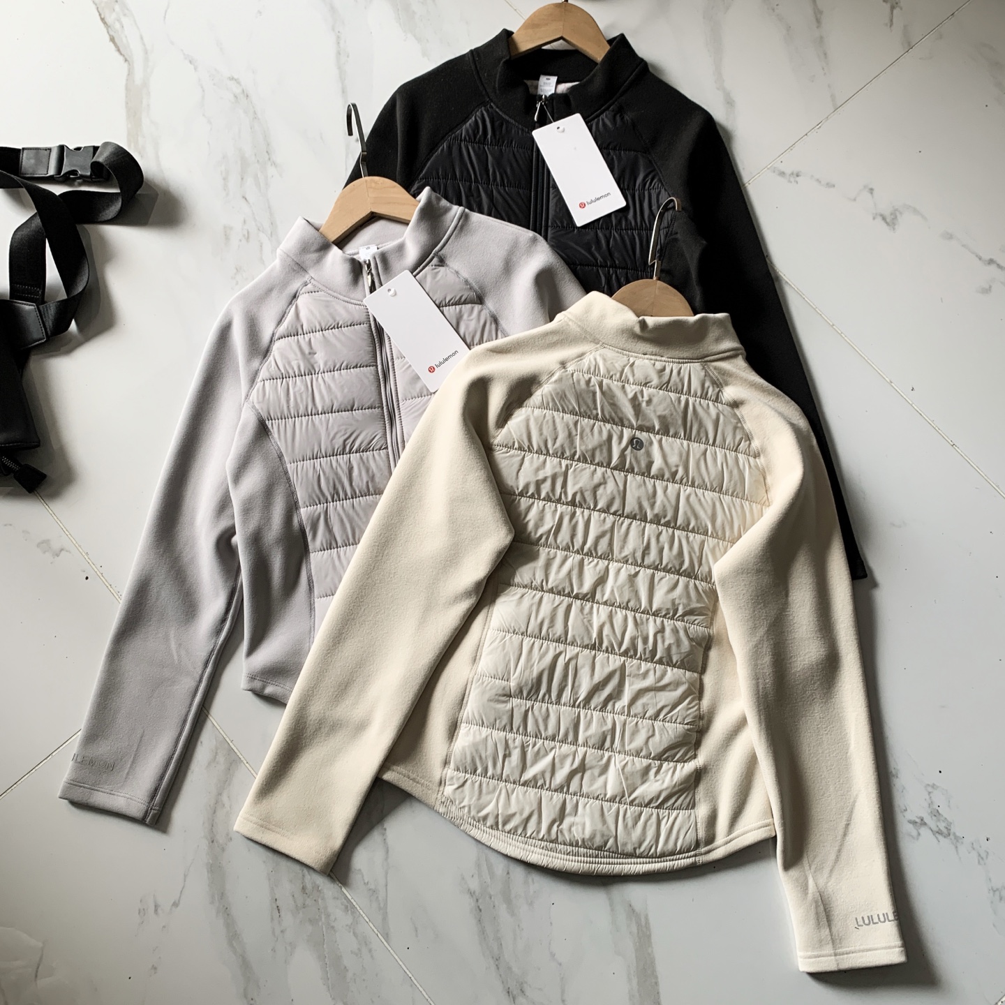 💰130ulu Down And Around Jacket轻薄立领保暖绵羊毛气绒衣
小蛮腰立领2.0聚温衣
面料:夹层100%羊毛,里料:89.7%聚酯纤维,8.7%氨纶 面层:100%锦纶
秋冬石墨烯羊绒蚕丝蛋白2.0聚温衣功能特点:石墨烯、7A抗菌、远红外线升温、羊绒蚕丝蛋白聚温效果比普通的能上升50℃左右。
工艺全部采用无骨四针六线无痕包边做工,穿着更舒适。衣型板正,采用先进机器定制而成。具备七防功能:防起球、防勾丝、防变形、防褪色、防静电还防风!▼面料特点:升级版柔顺面料,细腻亲肤,抗皱免烫,循环透气。看得见的弹力塑身,贴合肌肤,无负重感。不勾丝、不起球、不褪色、不变形!融入蚕丝蛋白,手感舒适细腻滋养肌肤! 整件衣服采用7A抗菌处理,穿着更健康更卫生,更放心▼版型特点:S型人鱼腰 !塑形、显瘦、显气质!
颜色:月光灰 可可卡 曜石黑
尺码:M(80-90斤)
L(90-105斤)
XL(105-120斤)
XXL(120-130斤)
XXXL(130-140斤)