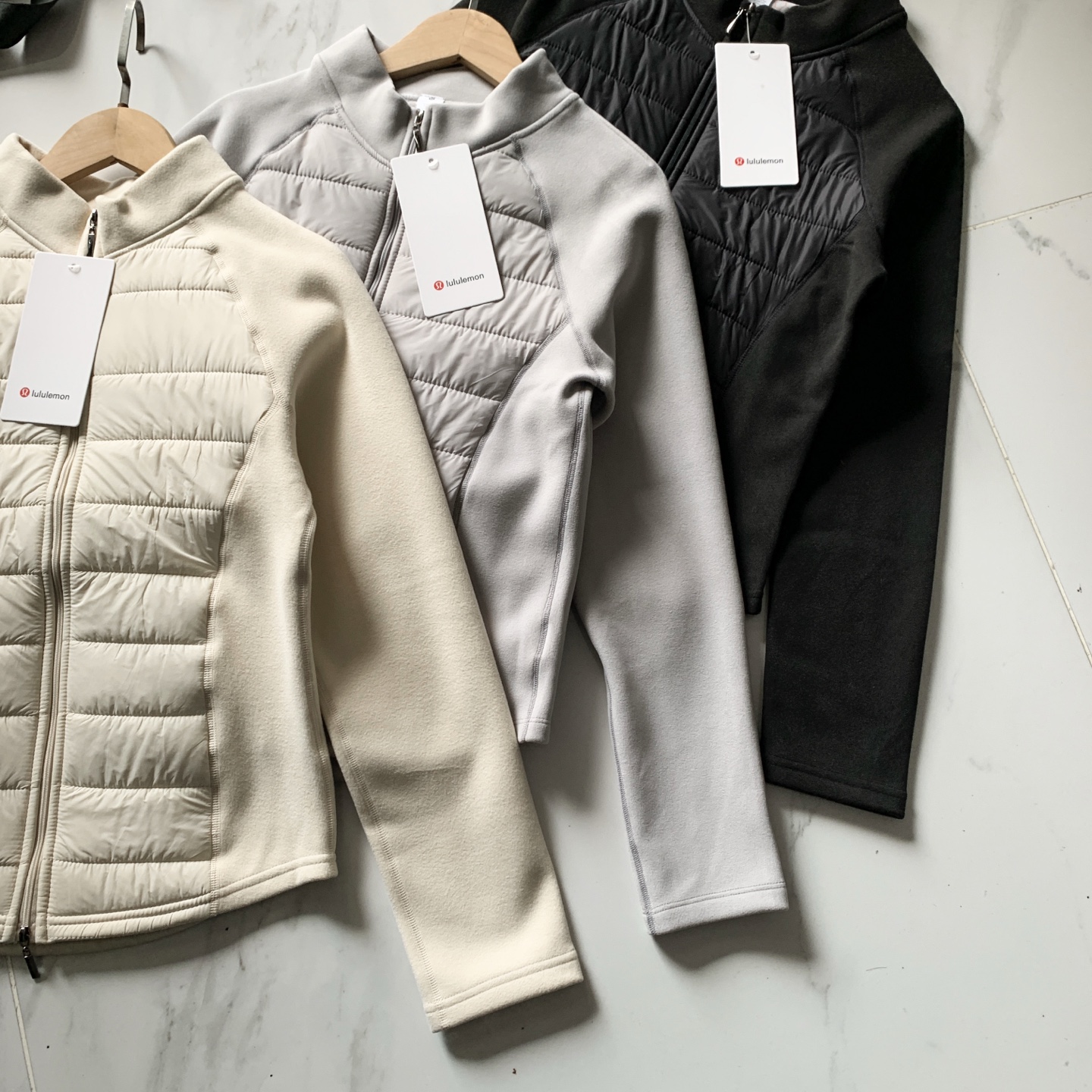 💰130ulu Down And Around Jacket轻薄立领保暖绵羊毛气绒衣
小蛮腰立领2.0聚温衣
面料:夹层100%羊毛,里料:89.7%聚酯纤维,8.7%氨纶 面层:100%锦纶
秋冬石墨烯羊绒蚕丝蛋白2.0聚温衣功能特点:石墨烯、7A抗菌、远红外线升温、羊绒蚕丝蛋白聚温效果比普通的能上升50℃左右。
工艺全部采用无骨四针六线无痕包边做工,穿着更舒适。衣型板正,采用先进机器定制而成。具备七防功能:防起球、防勾丝、防变形、防褪色、防静电还防风!▼面料特点:升级版柔顺面料,细腻亲肤,抗皱免烫,循环透气。看得见的弹力塑身,贴合肌肤,无负重感。不勾丝、不起球、不褪色、不变形!融入蚕丝蛋白,手感舒适细腻滋养肌肤! 整件衣服采用7A抗菌处理,穿着更健康更卫生,更放心▼版型特点:S型人鱼腰 !塑形、显瘦、显气质!
颜色:月光灰 可可卡 曜石黑
尺码:M(80-90斤)
L(90-105斤)
XL(105-120斤)
XXL(120-130斤)
XXXL(130-140斤)