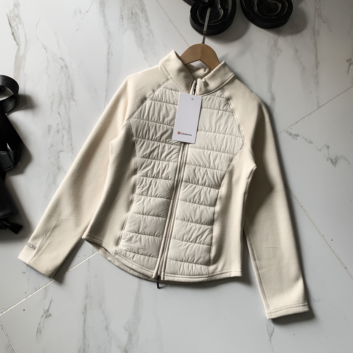 💰130ulu Down And Around Jacket轻薄立领保暖绵羊毛气绒衣
小蛮腰立领2.0聚温衣
面料:夹层100%羊毛,里料:89.7%聚酯纤维,8.7%氨纶 面层:100%锦纶
秋冬石墨烯羊绒蚕丝蛋白2.0聚温衣功能特点:石墨烯、7A抗菌、远红外线升温、羊绒蚕丝蛋白聚温效果比普通的能上升50℃左右。
工艺全部采用无骨四针六线无痕包边做工,穿着更舒适。衣型板正,采用先进机器定制而成。具备七防功能:防起球、防勾丝、防变形、防褪色、防静电还防风!▼面料特点:升级版柔顺面料,细腻亲肤,抗皱免烫,循环透气。看得见的弹力塑身,贴合肌肤,无负重感。不勾丝、不起球、不褪色、不变形!融入蚕丝蛋白,手感舒适细腻滋养肌肤! 整件衣服采用7A抗菌处理,穿着更健康更卫生,更放心▼版型特点:S型人鱼腰 !塑形、显瘦、显气质!
颜色:月光灰 可可卡 曜石黑
尺码:M(80-90斤)
L(90-105斤)
XL(105-120斤)
XXL(120-130斤)
XXXL(130-140斤)