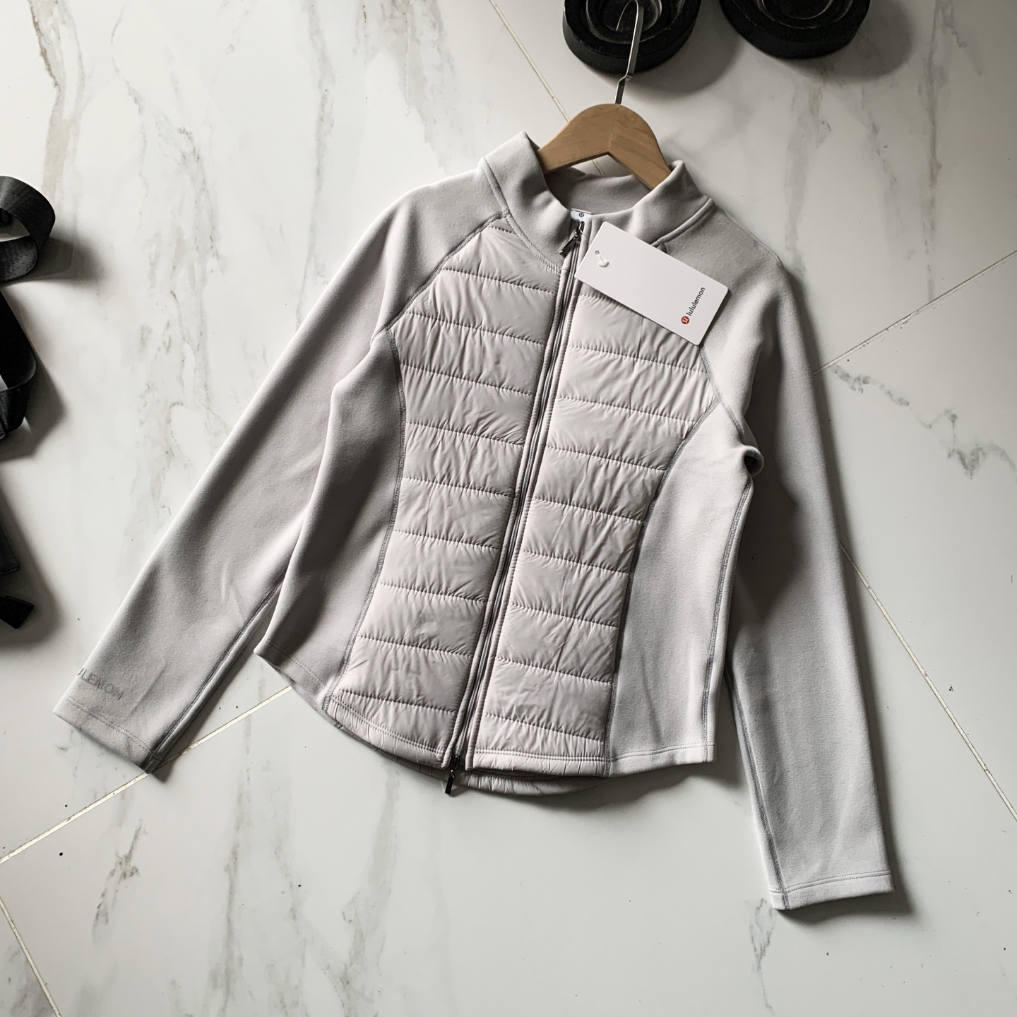 💰130ulu Down And Around Jacket轻薄立领保暖绵羊毛气绒衣
小蛮腰立领2.0聚温衣
面料:夹层100%羊毛,里料:89.7%聚酯纤维,8.7%氨纶 面层:100%锦纶
秋冬石墨烯羊绒蚕丝蛋白2.0聚温衣功能特点:石墨烯、7A抗菌、远红外线升温、羊绒蚕丝蛋白聚温效果比普通的能上升50℃左右。
工艺全部采用无骨四针六线无痕包边做工,穿着更舒适。衣型板正,采用先进机器定制而成。具备七防功能:防起球、防勾丝、防变形、防褪色、防静电还防风!▼面料特点:升级版柔顺面料,细腻亲肤,抗皱免烫,循环透气。看得见的弹力塑身,贴合肌肤,无负重感。不勾丝、不起球、不褪色、不变形!融入蚕丝蛋白,手感舒适细腻滋养肌肤! 整件衣服采用7A抗菌处理,穿着更健康更卫生,更放心▼版型特点:S型人鱼腰 !塑形、显瘦、显气质!
颜色:月光灰 可可卡 曜石黑
尺码:M(80-90斤)
L(90-105斤)
XL(105-120斤)
XXL(120-130斤)
XXXL(130-140斤)