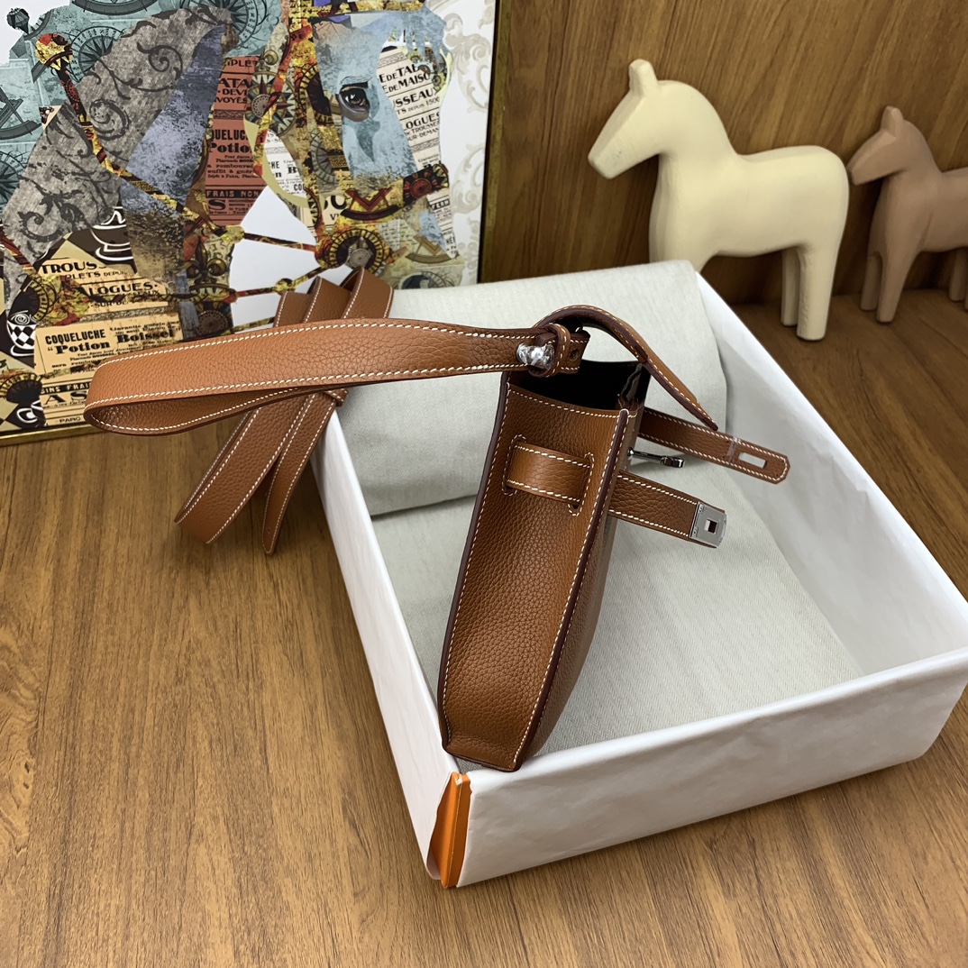 现货 in stock ✅
Kelly Depeches 25cm togo皮 37金棕 银扣
最in男士手包 Depeches25
这个皮质真的是绝绝子,配上一条肩带秒变腋下包,时髦感立刻出来了,这包非常H家血统,Kelly扣就冲着这点,也必须入啊!🤩
非常好搭配✨可以当腋下包,也可以当斜跨包,还可以当手包,一包多用你还不心动吗😘