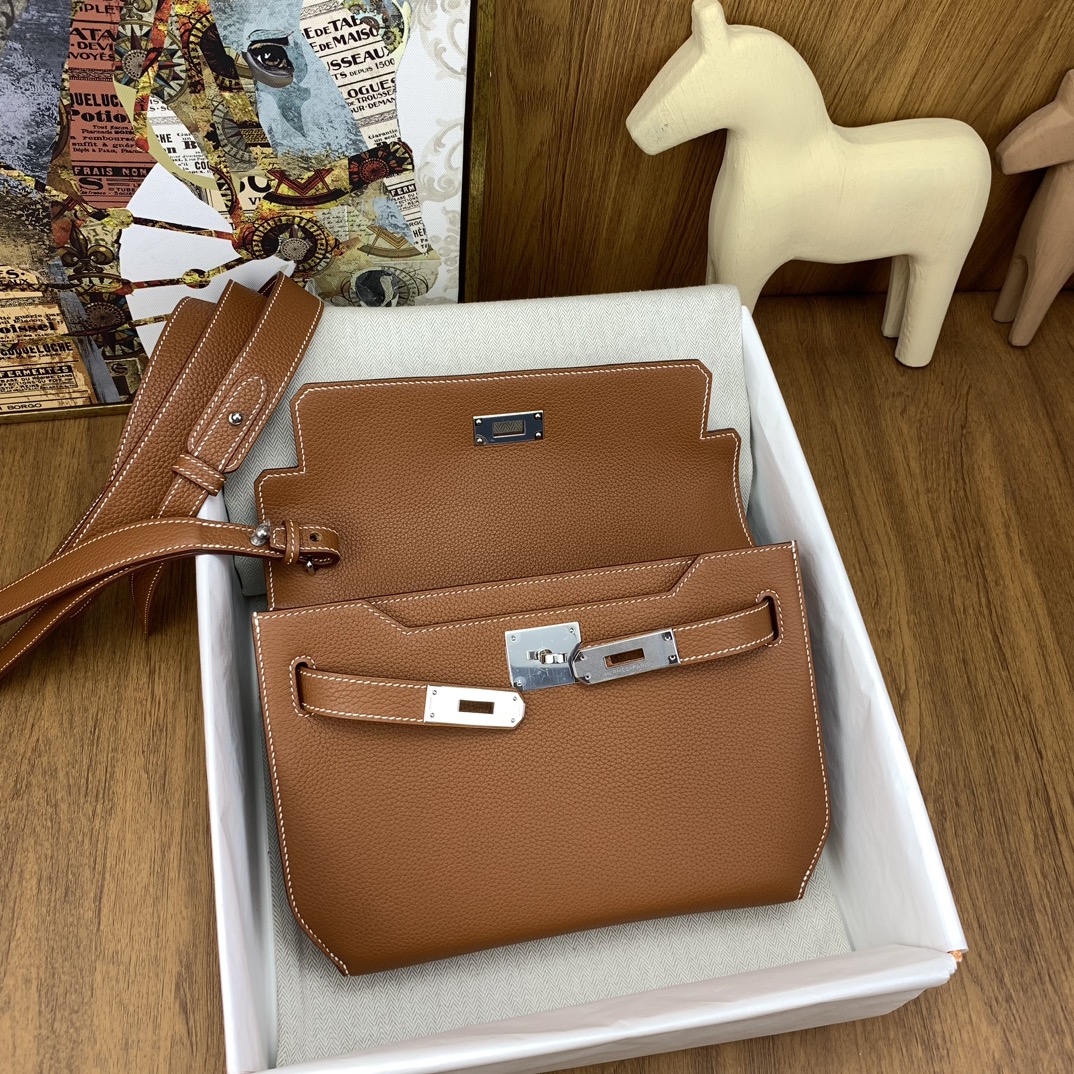 现货 in stock ✅
Kelly Depeches 25cm togo皮 37金棕 银扣
最in男士手包 Depeches25
这个皮质真的是绝绝子,配上一条肩带秒变腋下包,时髦感立刻出来了,这包非常H家血统,Kelly扣就冲着这点,也必须入啊!🤩
非常好搭配✨可以当腋下包,也可以当斜跨包,还可以当手包,一包多用你还不心动吗😘