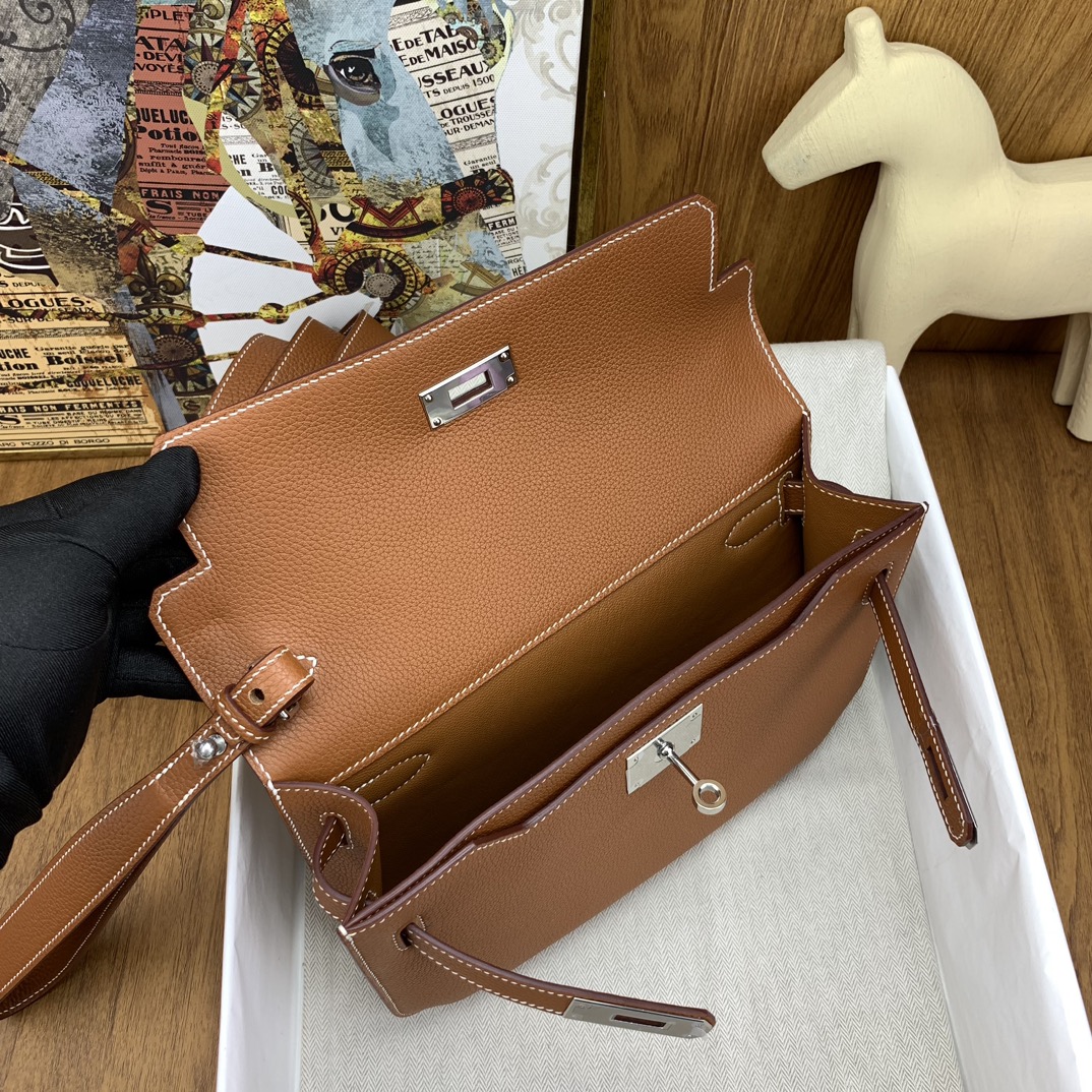 现货 in stock ✅
Kelly Depeches 25cm togo皮 37金棕 银扣
最in男士手包 Depeches25
这个皮质真的是绝绝子,配上一条肩带秒变腋下包,时髦感立刻出来了,这包非常H家血统,Kelly扣就冲着这点,也必须入啊!🤩
非常好搭配✨可以当腋下包,也可以当斜跨包,还可以当手包,一包多用你还不心动吗😘
