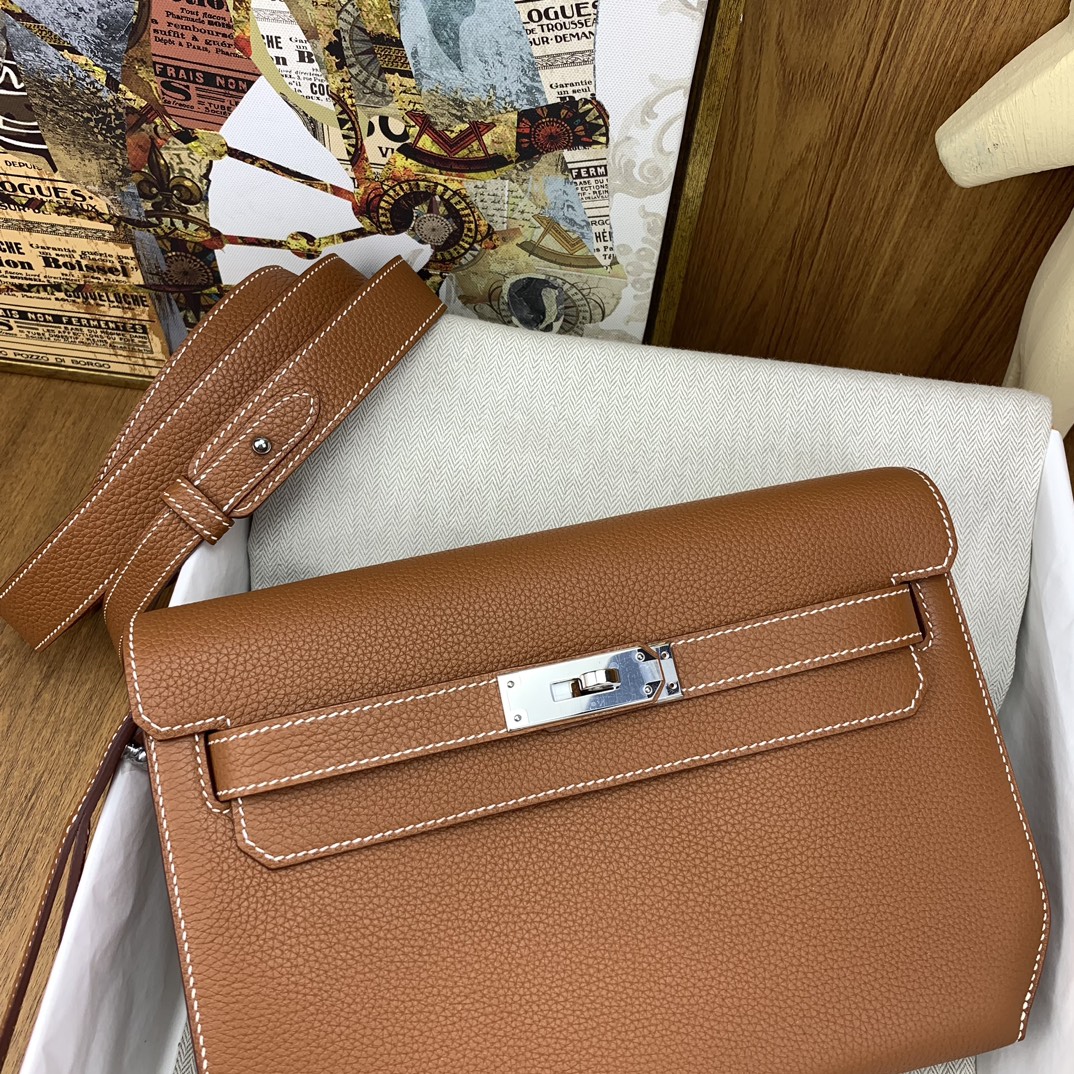 现货 in stock ✅
Kelly Depeches 25cm togo皮 37金棕 银扣
最in男士手包 Depeches25
这个皮质真的是绝绝子,配上一条肩带秒变腋下包,时髦感立刻出来了,这包非常H家血统,Kelly扣就冲着这点,也必须入啊!🤩
非常好搭配✨可以当腋下包,也可以当斜跨包,还可以当手包,一包多用你还不心动吗😘