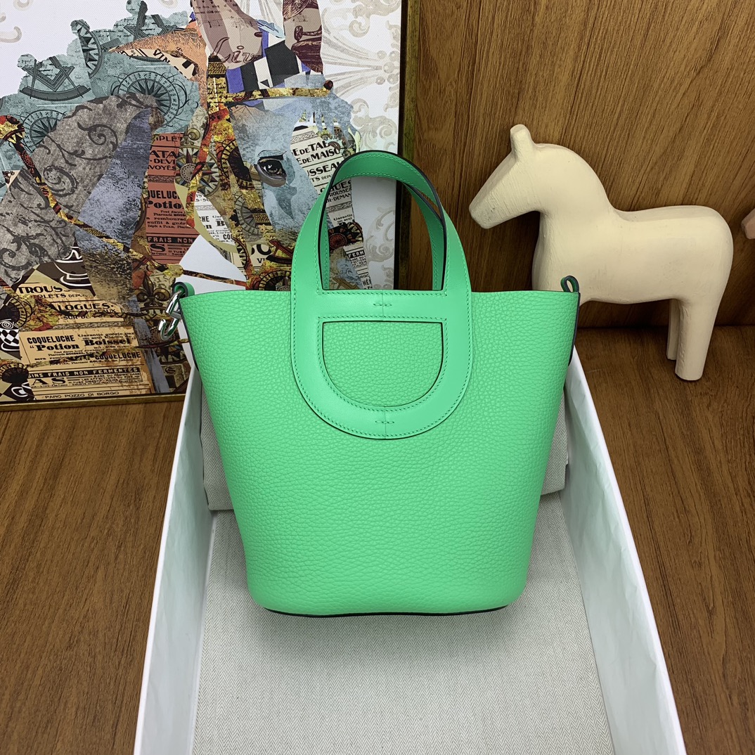 NO:698509,Pig nose vegetable basket 18cm in the loo OZ comics green silver buckle The pig nose bag has a unique sense of design. Although it is low-key but very personal, it can be regarded as a matching tool! The handle and bottom retain the classic shape of the pig nose, and the overall image of the vegetable basket is also quite consistent~, Hermes, hermes, Hermes,19860909猪鼻子菜篮子18cm in the loo OZ漫画绿 银扣 猪鼻子包有着独特的设计感, 虽然低调但是却很有个性,不失为一款搭配利器!手柄和底部都保留着猪鼻子的经典造型,而整体菜篮子的形象也是相当契合~,爱马仕,hermes,Hermes,,Bag