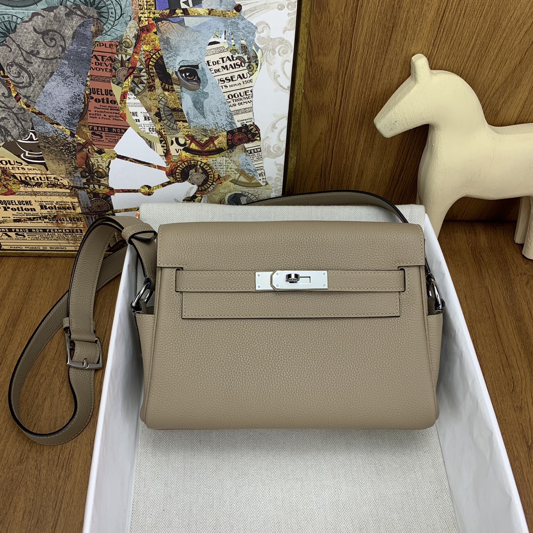 NO:698625,order kelly messenger messenger bag togo 81 turtledove gray silver buckle. A combination of classic elements of men's messenger bag and kelly bag. The style is neutral and practical. The capacity is also very practical. The shoulder straps are adjustable and there are 2 side bags for easy storage. Hermes, hermes, Hermes,19860909order kelly messenger 邮差包 togo 81斑鸠灰 银扣 男士邮差包和kelly包包经典元素的结合,风格中性化,走的也是实用路线,容量也很实用,肩带可调节2个方便收纳的侧边袋,爱马仕,hermes,Hermes,,Bag