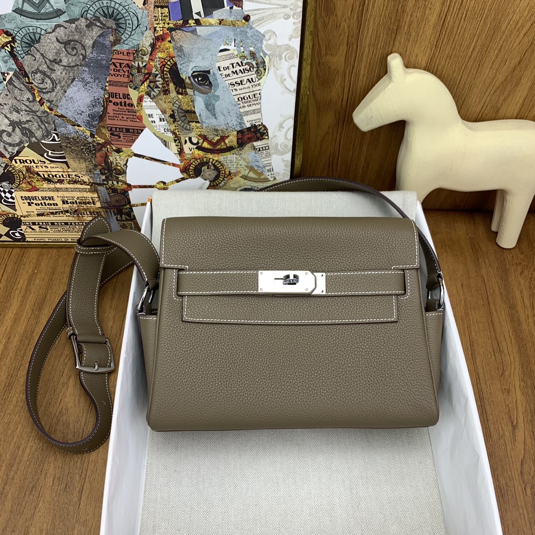 NO:698608,In stock in stock kelly messenger messenger bag togo 18 elephant gray silver buckle unisex style full pull - a fashionable hot style that can be used by both men and women for leisure or business - one that is really as good-looking as the ceiling. The combination of the classic elements of the messenger bag and the kelly bag, the style is neutral, it is also a practical route, the capacity is also very practical, the shoulder straps are adjustable, 2 side bags are convenient for storage, Hermes, hermes, Hermes,19860909现货 in stock kelly messenger 邮差包 togo 18大象灰 银扣 中性风拉满 -男女都可用的时尚爆款可休闲可商务 -一只真的属于天花板般的好看了 邮差包和kelly包包经典元素的结合,风格中性化,走的也是实用路线,容量也很实用,肩带可调节2个方便收纳的侧边袋,爱马仕,hermes,Hermes,,Bag