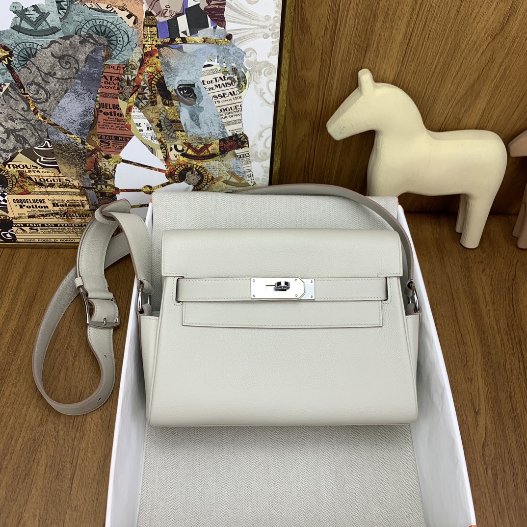 NO:698615,In stock in stock kelly messenger messenger bag evercolor 8L glacier white with silver buckle, full of unisex style - a fashionable hot style that can be used by both men and women for leisure or business - one that is really as good-looking as the ceiling. The combination of the classic elements of the messenger bag and the kelly bag, the style is neutral, it is also a practical route, the capacity is also very practical, the shoulder straps are adjustable, 2 side bags are convenient for storage, Hermes, hermes, Hermes,19860909现货 in stock kelly messenger 邮差包 evercolor 8L冰川白 银扣 中性风拉满 -男女都可用的时尚爆款可休闲可商务 -一只真的属于天花板般的好看了 邮差包和kelly包包经典元素的结合,风格中性化,走的也是实用路线,容量也很实用,肩带可调节2个方便收纳的侧边袋,爱马仕,hermes,Hermes,,Bag