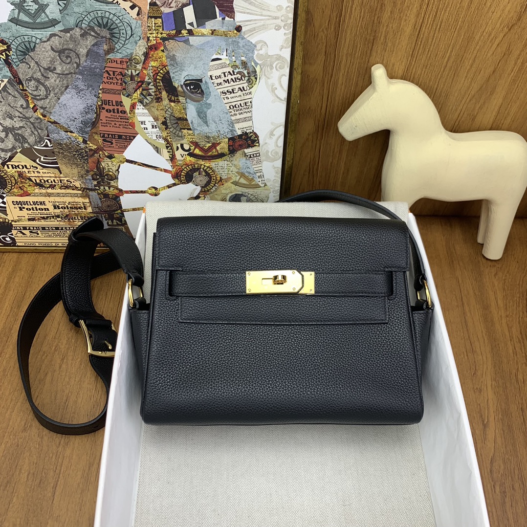 NO:698600,Ready in stock kelly messenger messenger bag evercolor 89 black gold buckle unisex style - a fashionable hot style that can be used by both men and women for leisure or business - one that is really as good-looking as the ceiling. The combination of the classic elements of the messenger bag and the kelly bag, the style is neutral, it is also a practical route, the capacity is also very practical, the shoulder straps are adjustable and 2 side bags are convenient for storage, Hermes, hermes, Hermes,19860909现货 in stock kelly messenger 邮差包 evercolor 89黑色 金扣 中性风拉满 -男女都可用的时尚爆款可休闲可商务 -一只真的属于天花板般的好看了 邮差包和kelly包包经典元素的结合,风格中性化,走的也是实用路线,容量也很实用,肩带可调节2个方便收纳的侧边袋,爱马仕,hermes,Hermes,,Bag