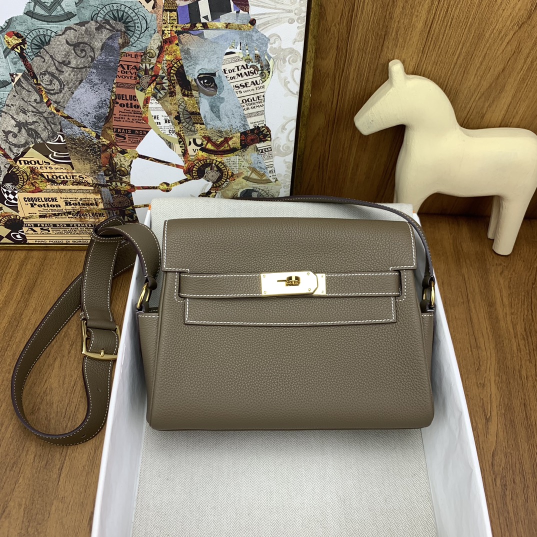 NO:698611,In stock in stock kelly messenger messenger bag evercolor 18 elephant gray gold buckle unisex style - a fashionable hot style that can be used by both men and women for leisure or business - one that is really as good-looking as the ceiling. The combination of the classic elements of the messenger bag and the kelly bag, the style is neutral, it is also a practical route, the capacity is also very practical, the shoulder straps are adjustable and 2 side bags are convenient for storage, Hermes, hermes, Hermes,19860909现货 in stock kelly messenger 邮差包 evercolor 18大象灰 金扣 中性风拉满 -男女都可用的时尚爆款可休闲可商务 -一只真的属于天花板般的好看了 邮差包和kelly包包经典元素的结合,风格中性化,走的也是实用路线,容量也很实用,肩带可调节2个方便收纳的侧边袋,爱马仕,hermes,Hermes,,Bag