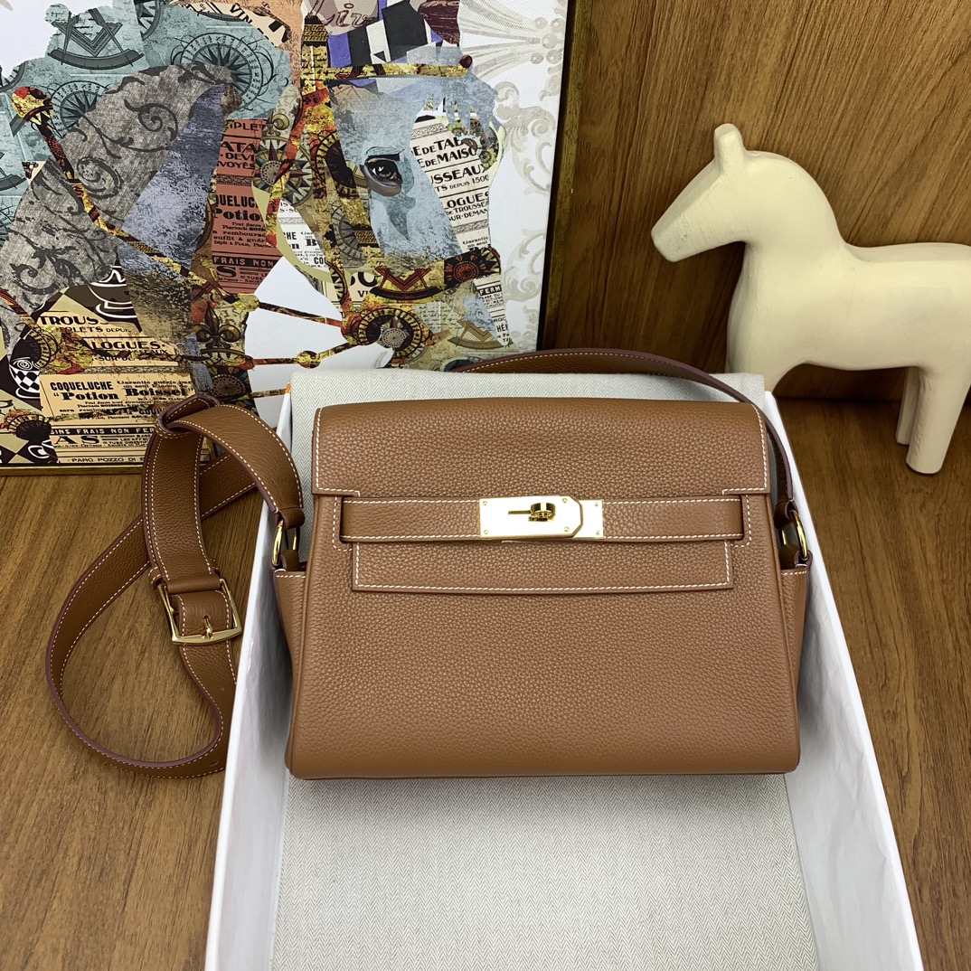 NO:698595,In stock in stock kelly messenger messenger bag togo 37 gold brown gold buckle unisex style full pull - a fashionable hot style that can be used by both men and women for leisure or business - one that is really as good-looking as the ceiling. The combination of the classic elements of the messenger bag and the kelly bag, the style is neutral, it is also a practical route, the capacity is also very practical, the shoulder straps are adjustable, 2 side bags are convenient for storage, Hermes, hermes, Hermes,19860909现货 in stock kelly messenger 邮差包 togo 37金棕 金扣 中性风拉满 -男女都可用的时尚爆款可休闲可商务 -一只真的属于天花板般的好看了 邮差包和kelly包包经典元素的结合,风格中性化,走的也是实用路线,容量也很实用,肩带可调节2个方便收纳的侧边袋,爱马仕,hermes,Hermes,,Bag