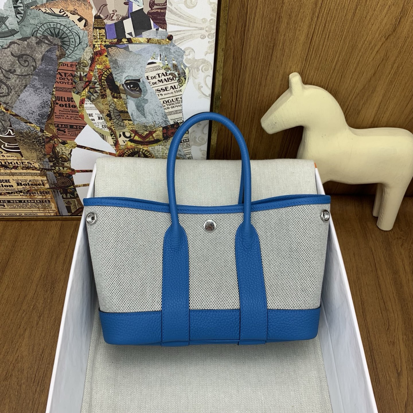 NO:699114,Ready in stock Mini neo garden arty 23cm canvas with Negonda B3 Tanzania blue silver buckle. The mini canvas is super convenient, can be used on the wrist, super light and easy to use. The canvas and leather are very versatile for matching clothes. It is super cute and cute in autumn and winter. The capacity is very good. xiu Although the bag shape is small, it has all the internal organs, big ears and color matching with the mini body. Who doesn't love this! The mini size is exquisite and loose, it is really old money when going out~  Horse breeders, please straighten up quickly, Hermes, hermes, Hermes,19860909现货 in stock Mini neo garden arty 23cm 帆布拼Negonda B3坦桑尼亚蓝 银扣 mini拼帆布超级方便,可以手腕,超轻超好用 搭衣服非常百搭帆布拼皮 ,超Q超可爱秋冬搭配大衣真的吼吼看容量非常优xiu 包形虽小 五脏俱全,大大的耳朵加上拼色迷你小身材着这谁不爱! mini尺寸精致又松弛出门在外真的很老钱~ 养马人快快给整起来吧,爱马仕,hermes,Hermes,,Bag