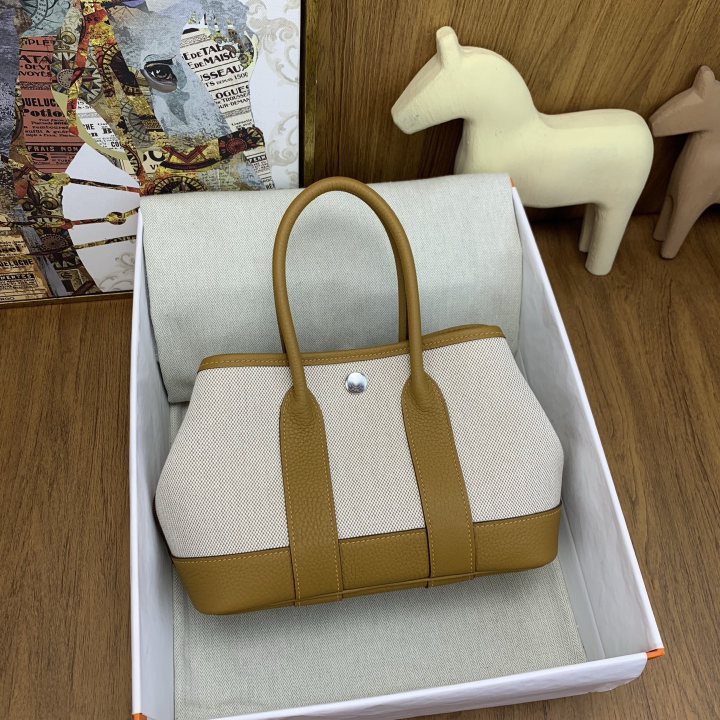 NO:699118,Ready in stock Mini neo garden arty 23cm canvas with Negonda beach gold and silver buckle. The mini canvas is super convenient, can be used on the wrist, super light and easy to use. The canvas and leather are very versatile for matching clothes. It is super Q and super cute. The autumn and winter matching coats are really great. The capacity is very good. Although the bag shape is small, it has all the internal organs. Who doesn’t love this with its big ears and color-blocked mini body! The mini size is exquisite and relaxed, which is really old money when going out~  Horse breeders, please straighten up quickly, Hermes, hermes, Hermes,19860909现货 in stock Mini neo garden arty 23cm 帆布拼Negonda 沙滩金 银扣 mini拼帆布超级方便,可以手腕,超轻超好用 搭衣服非常百搭帆布拼皮 ,超Q超可爱秋冬搭配大衣真的吼吼看容量非常优xiu 包形虽小 五脏俱全,大大的耳朵加上拼色迷你小身材着这谁不爱! mini尺寸精致又松弛出门在外真的很老钱~ 养马人快快给整起来吧,爱马仕,hermes,Hermes,,Bag