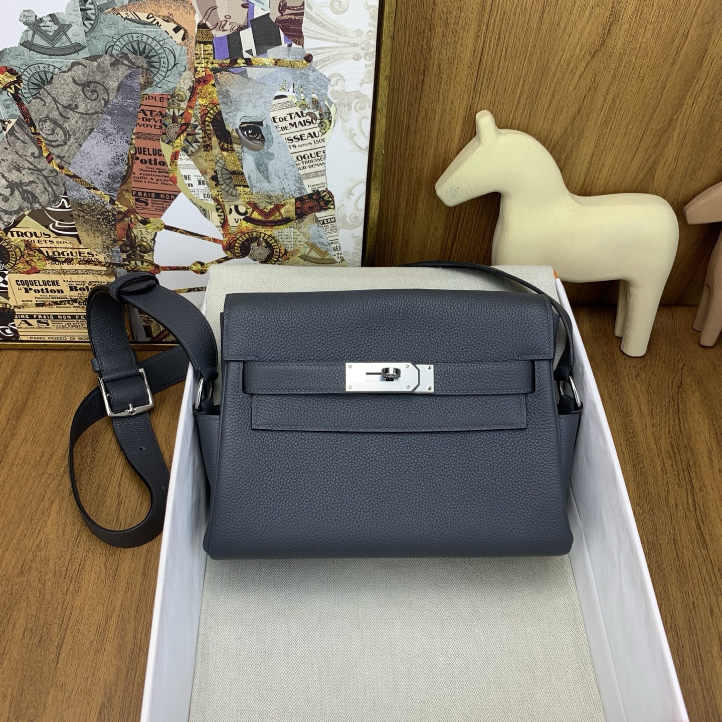 NO:698622,In stock stock kelly messenger messenger bag togo H0 haze gray silver buckle A combination of classic elements of men's messenger bag and kelly bag, the style is neutral, it is also practical, the capacity is also very practical, the shoulder straps are adjustable and 2 side bags are convenient for storage, Hermes, hermes, Hermes,19860909现货 stock kelly messenger 邮差包 togo H0雾霾灰 银扣 男士邮差包和kelly包包经典元素的结合,风格中性化,走的也是实用路线,容量也很实用,肩带可调节2个方便收纳的侧边袋,爱马仕,hermes,Hermes,,Bag