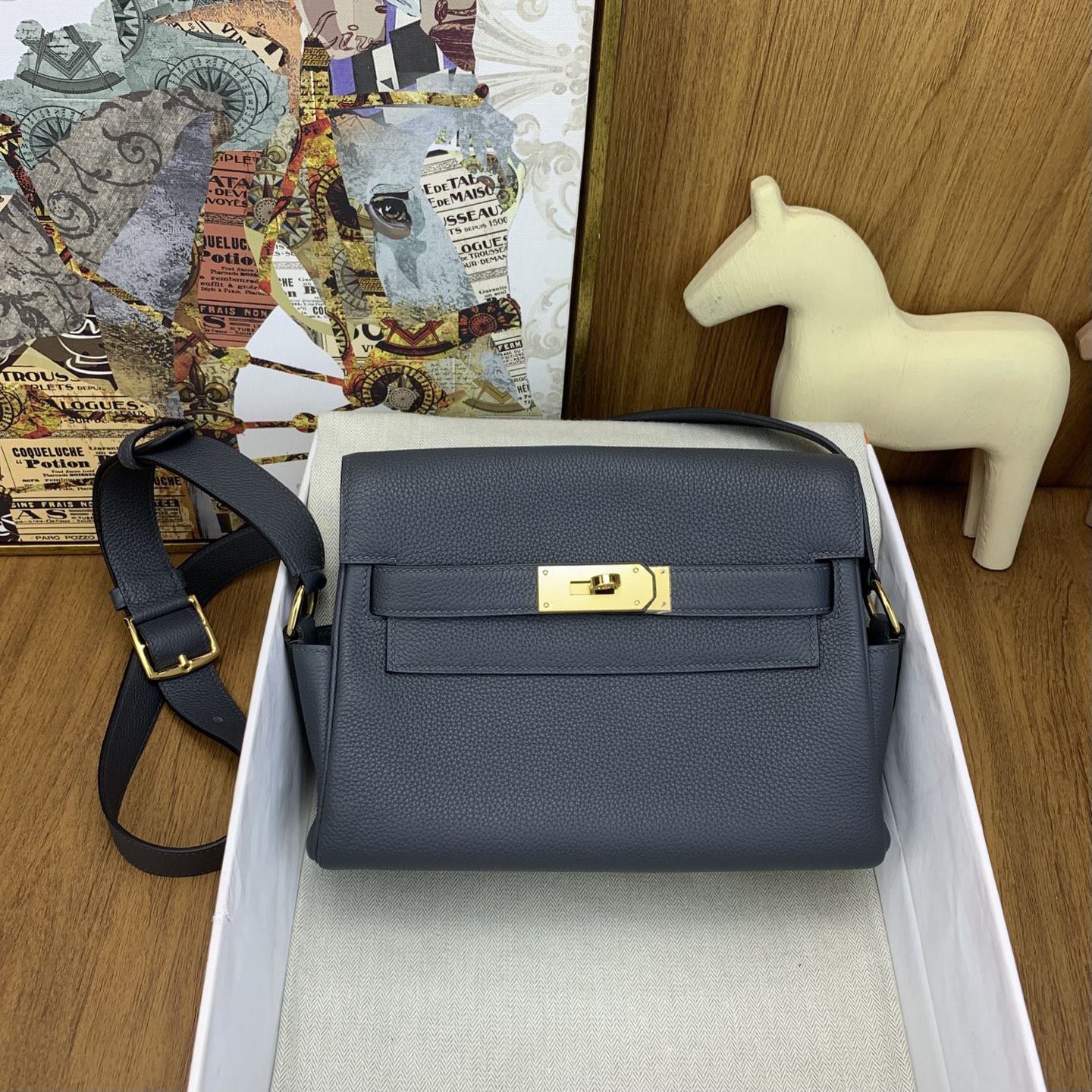 NO:698623,In stock stock kelly messenger messenger bag togo H0 haze gray gold buckle A combination of classic elements of men's messenger bag and kelly bag, the style is neutral, it is also practical, the capacity is also very practical, the shoulder straps are adjustable and 2 side bags are convenient for storage, Hermes, hermes, Hermes,19860909现货 stock kelly messenger 邮差包 togo H0雾霾灰 金扣 男士邮差包和kelly包包经典元素的结合,风格中性化,走的也是实用路线,容量也很实用,肩带可调节2个方便收纳的侧边袋,爱马仕,hermes,Hermes,,Bag