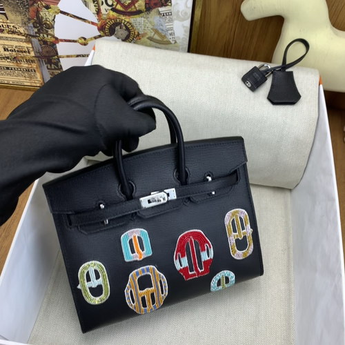 Hermès The light of the tube bead embroidery complements the fine sparkle of the Chamkila goat leather. It is worth collecting and is destined to