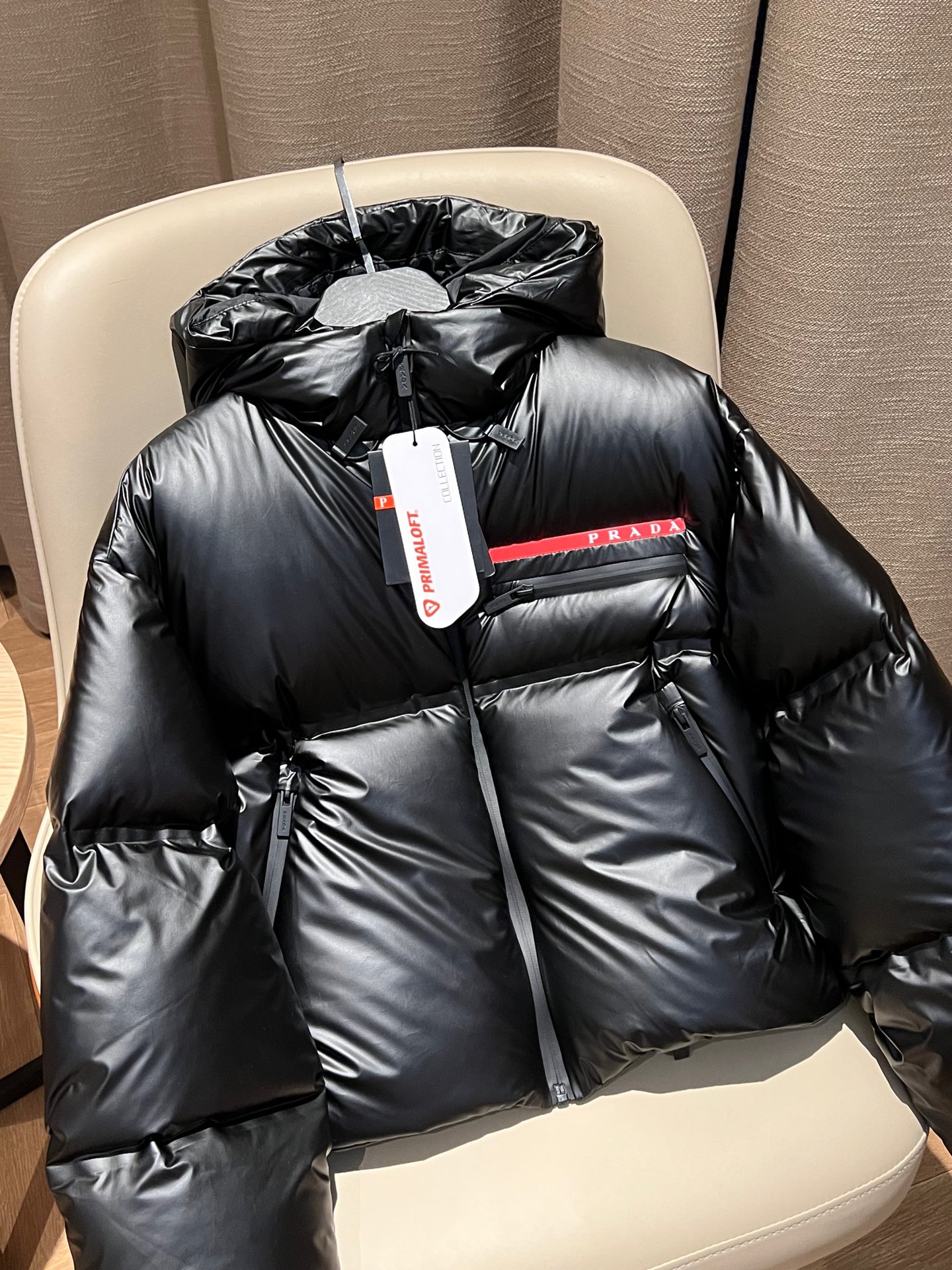 Prada short down jacket with hood, duck down, short style, two front pockets, sizes S to L.-Big cat