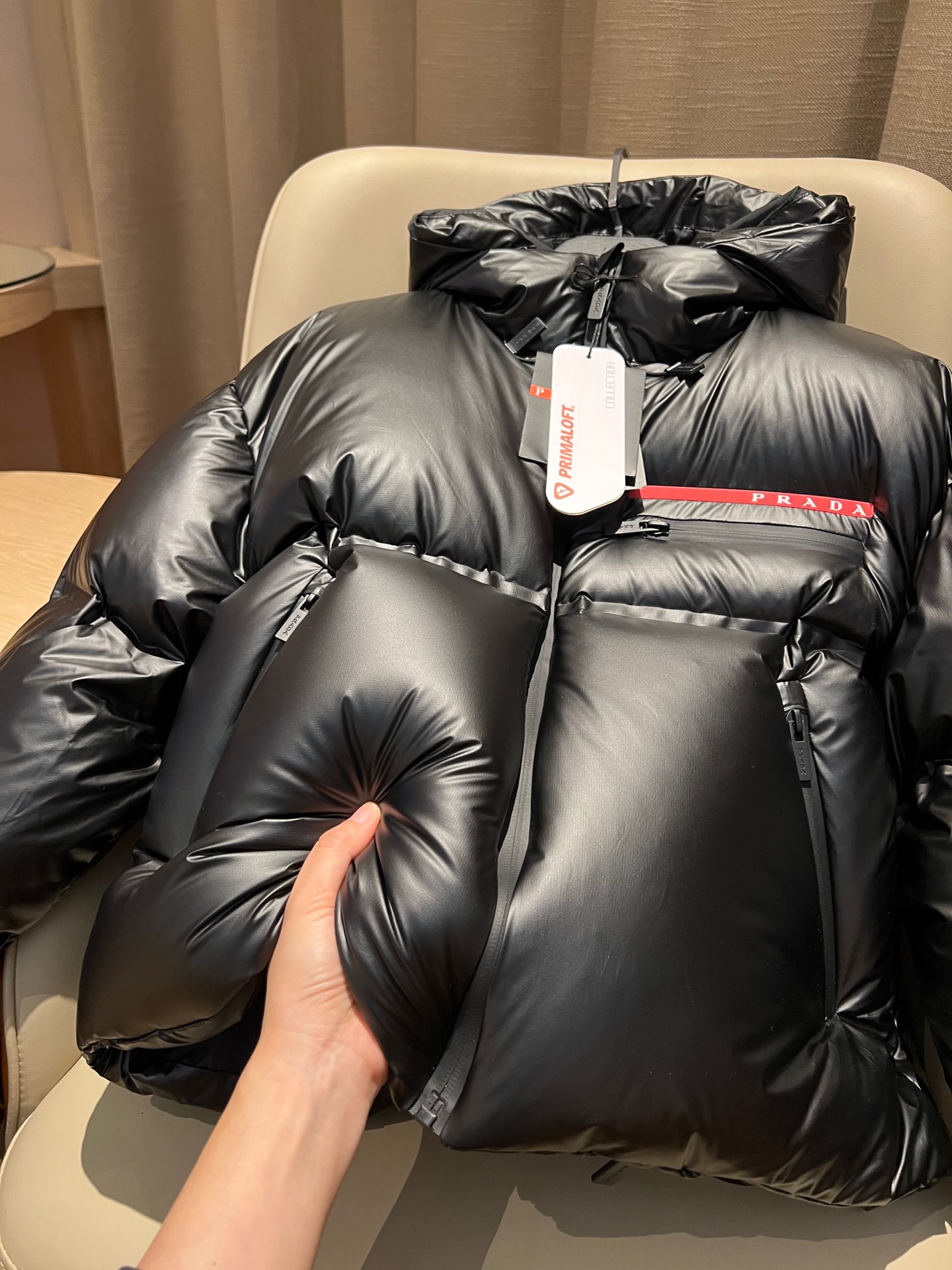 Prada short down jacket with hood, duck down, short style, two front pockets, sizes S to L.-Big cat