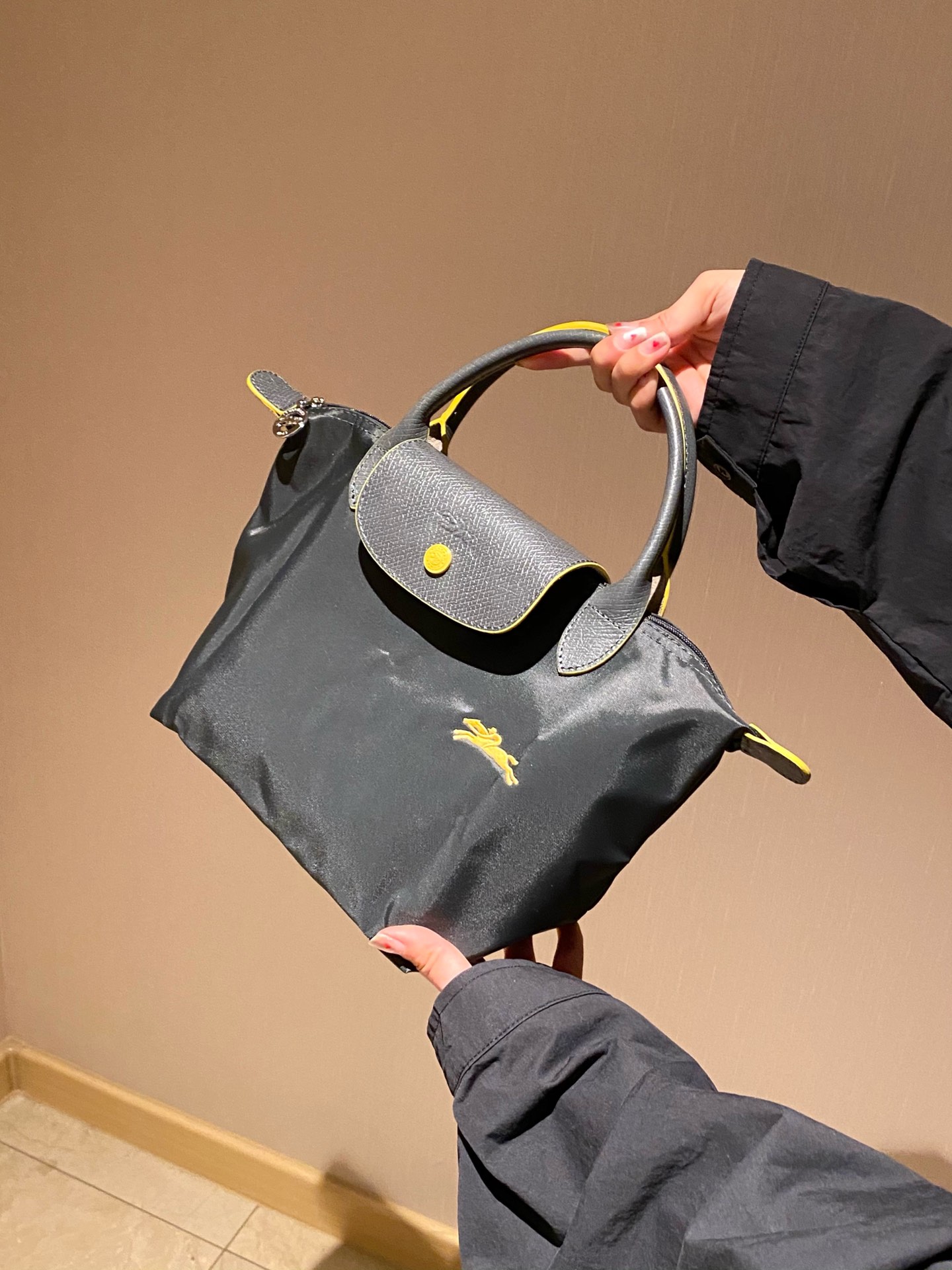 Longchamp ～饺子包众所周知的自重超轻 可以轻松折叠收纳 这款是采用进口尼龙配牛皮材质 比普通款更加结实耐用