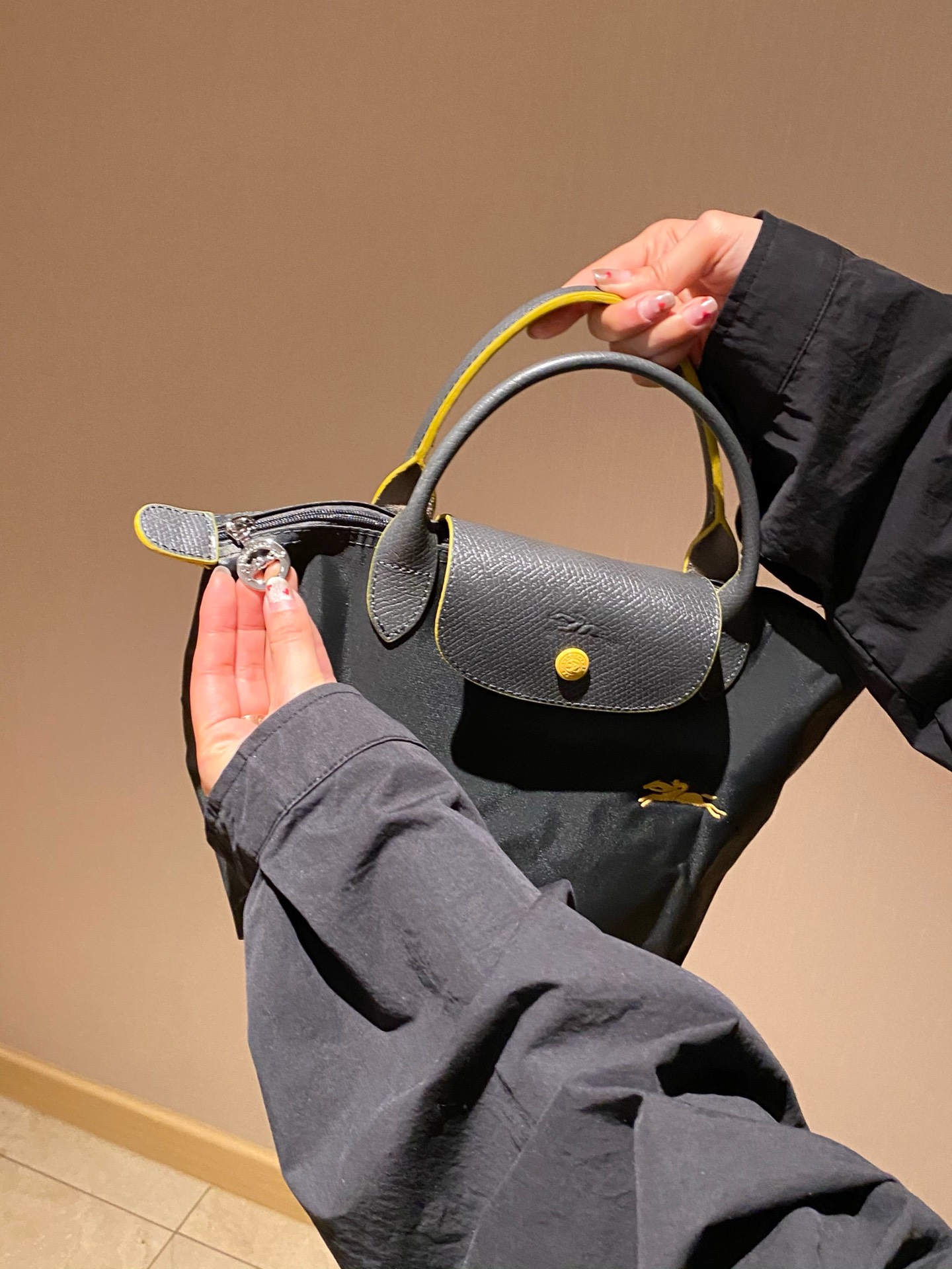 Longchamp ～饺子包众所周知的自重超轻 可以轻松折叠收纳 这款是采用进口尼龙配牛皮材质 比普通款更加结实耐用