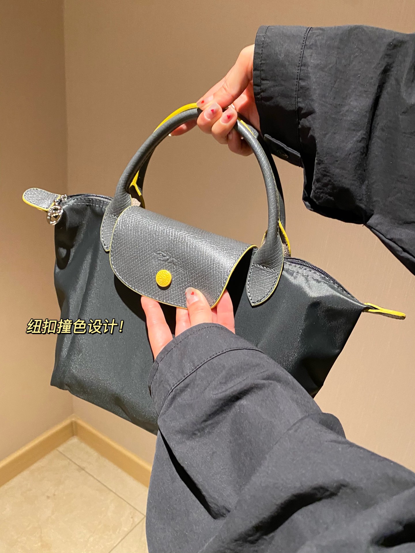 Longchamp ～饺子包众所周知的自重超轻 可以轻松折叠收纳 这款是采用进口尼龙配牛皮材质 比普通款更加结实耐用