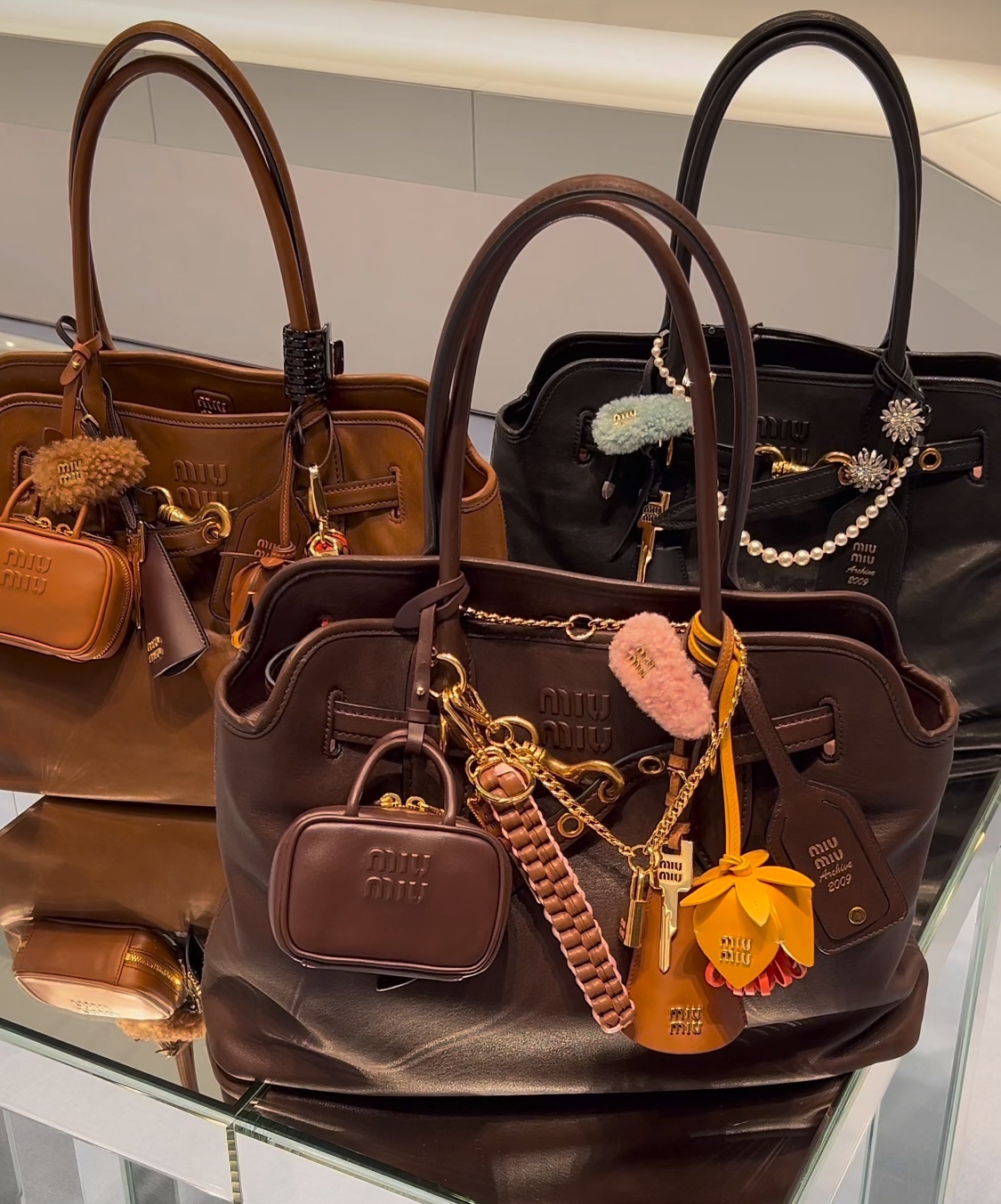 Miu Miu Autumn/Winter collection tote bag featuring signature printed - Comprehensive 4