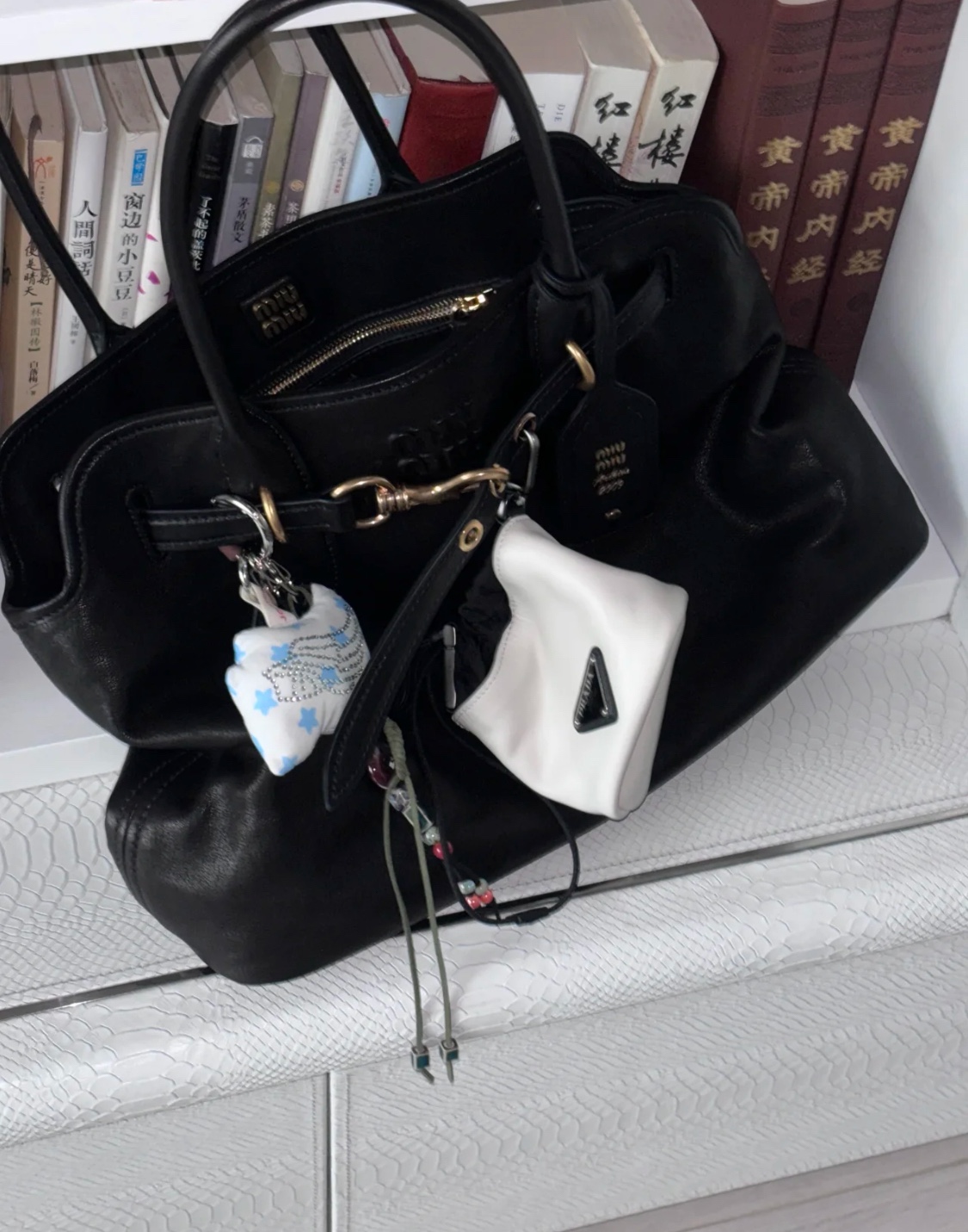 A sophisticated shopping tote silhouette - Comprehensive 3