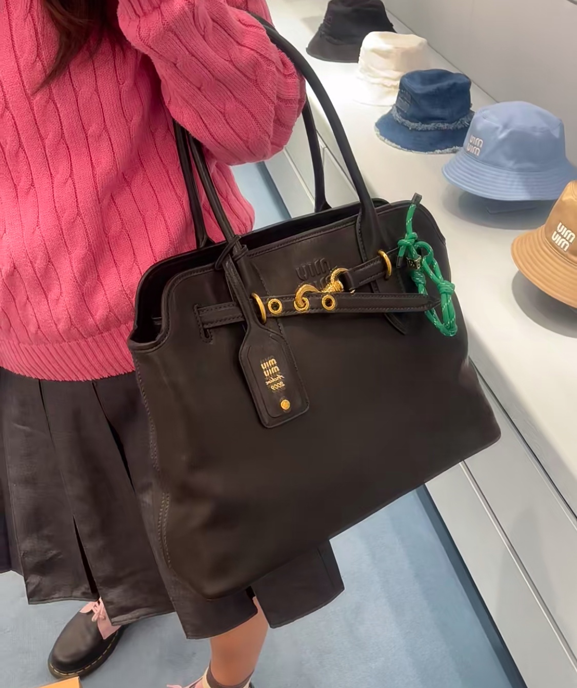 A sophisticated shopping tote silhouette - Comprehensive 8