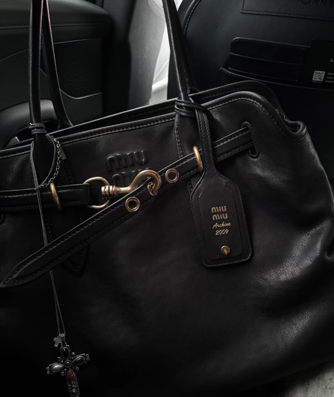 A sophisticated shopping tote silhouette - Comprehensive 4