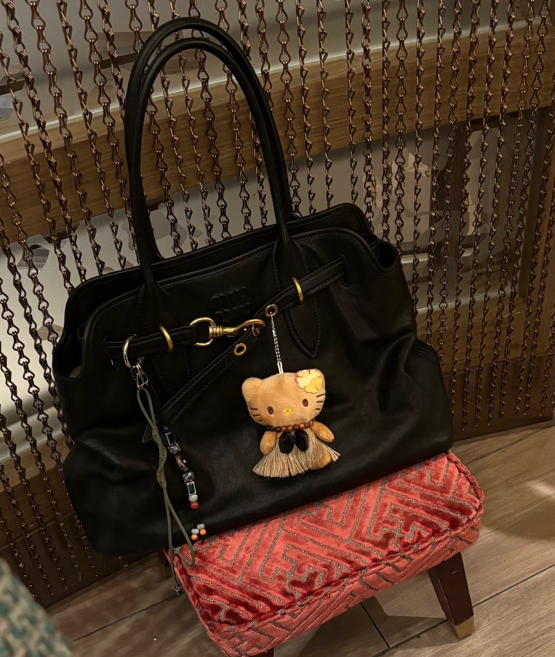 A sophisticated shopping tote silhouette - Comprehensive 2