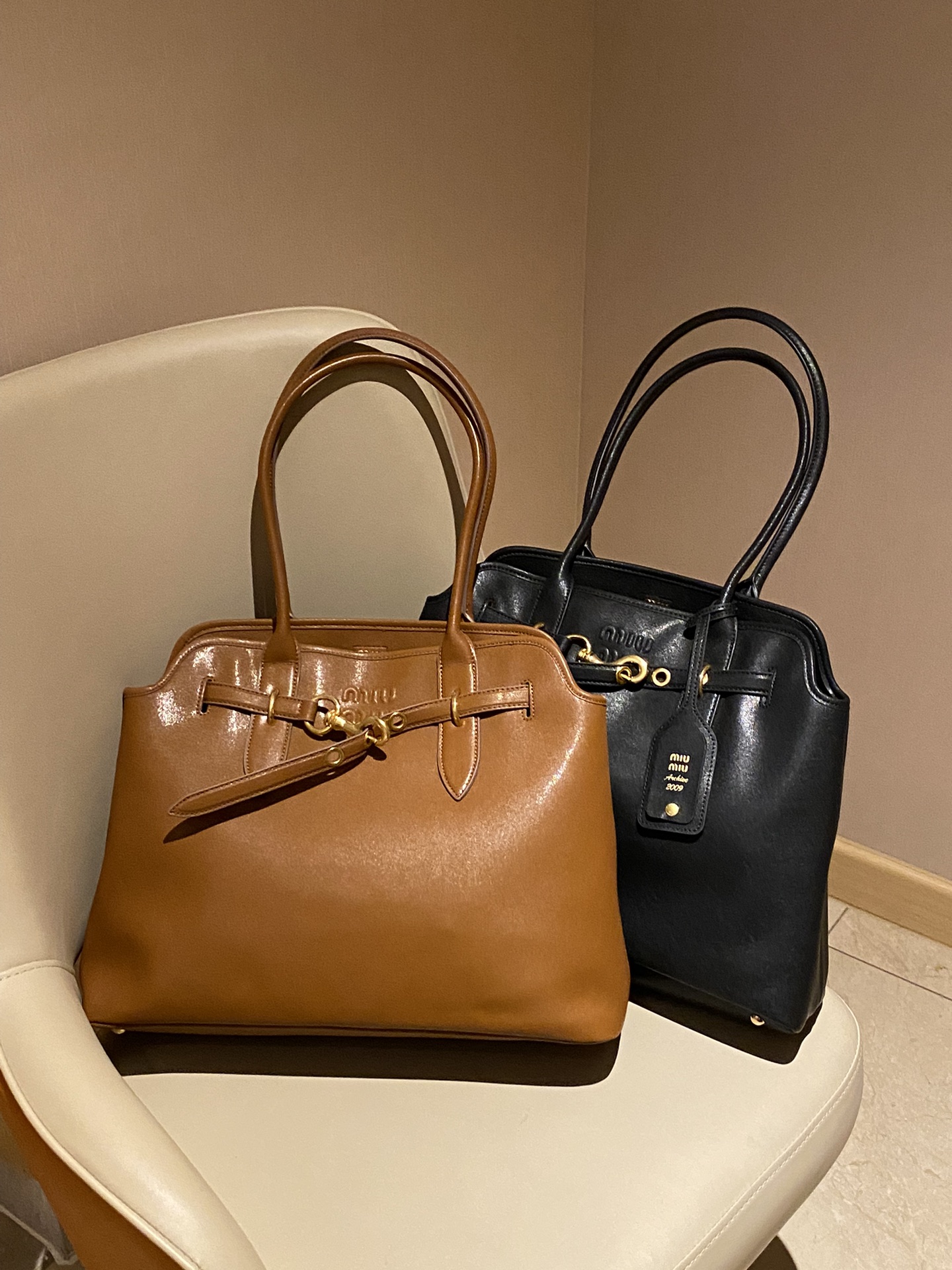 New Miu Miu tote bag featuring a lock closure - Comprehensive