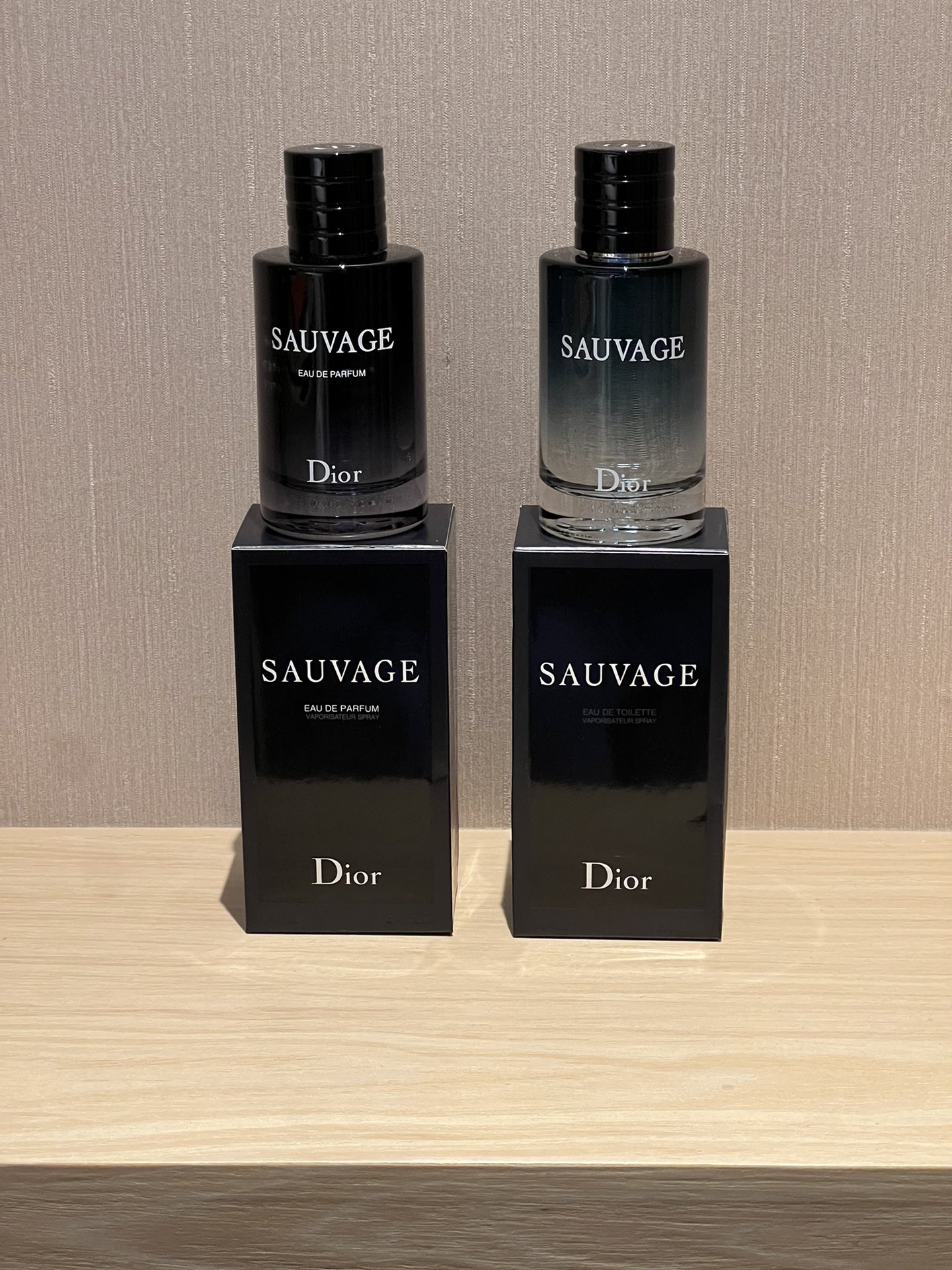 淡香水缩写是 EDT,含有精油偏低,因此留香般3-4小时 2