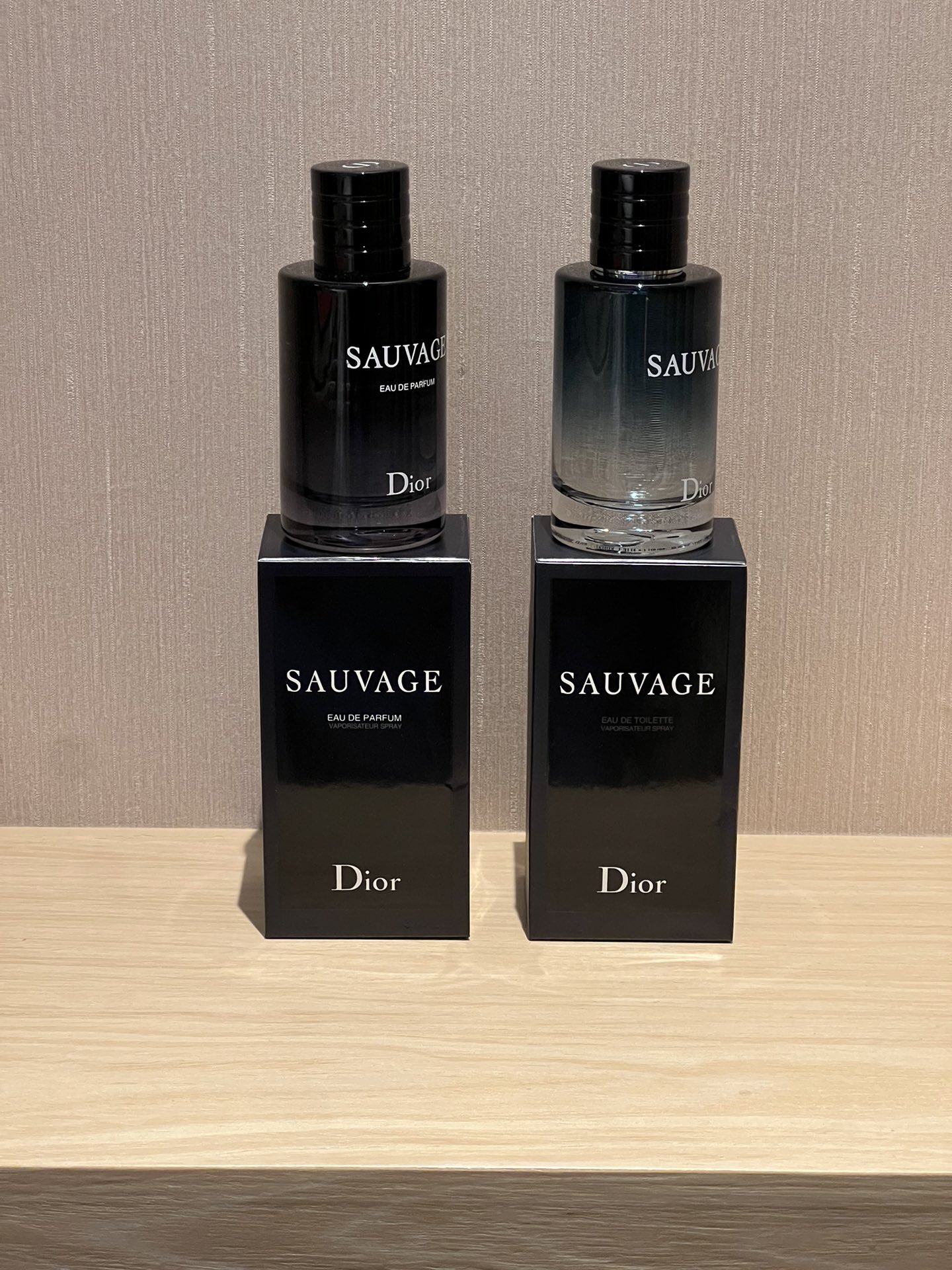 淡香水缩写是 EDT,含有精油偏低,因此留香般3-4小时 3