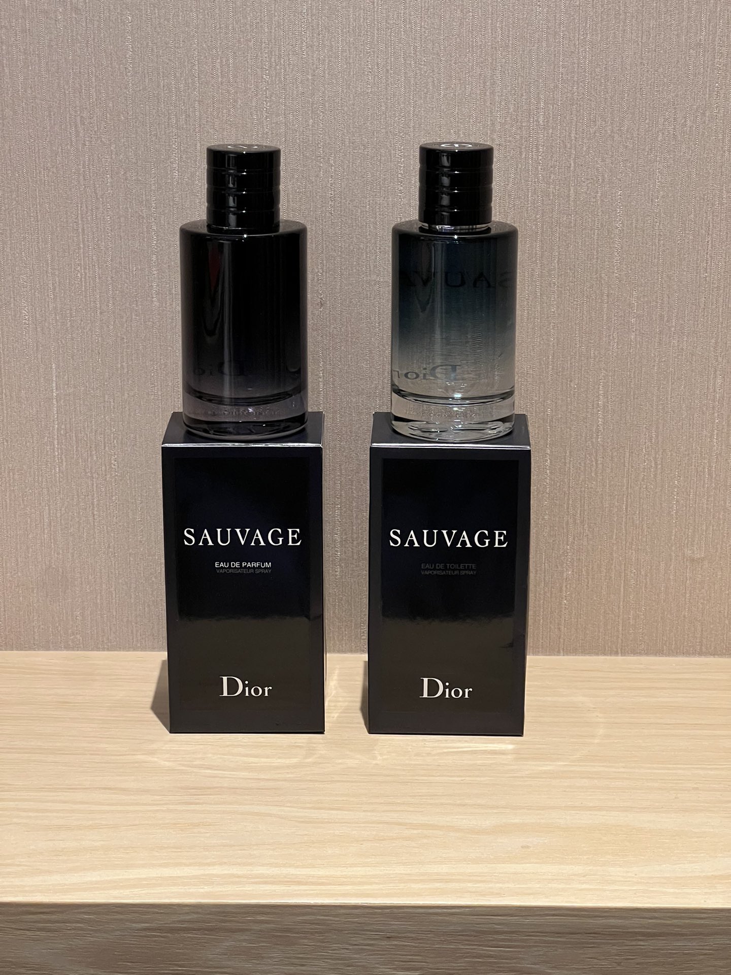 淡香水缩写是 EDT,含有精油偏低,因此留香般3-4小时 4