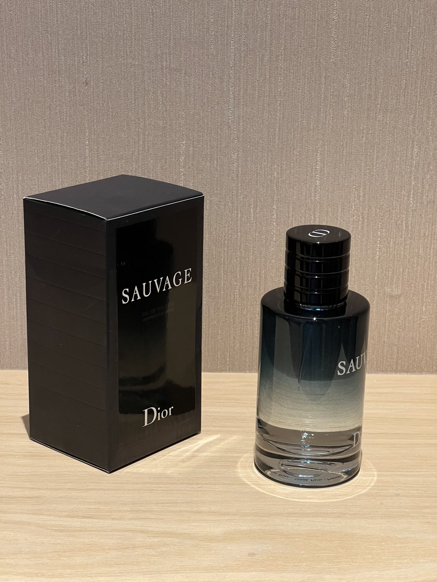 A men's fragrance presented in a gradient-finish flacon with a refined - Comprehensive 2