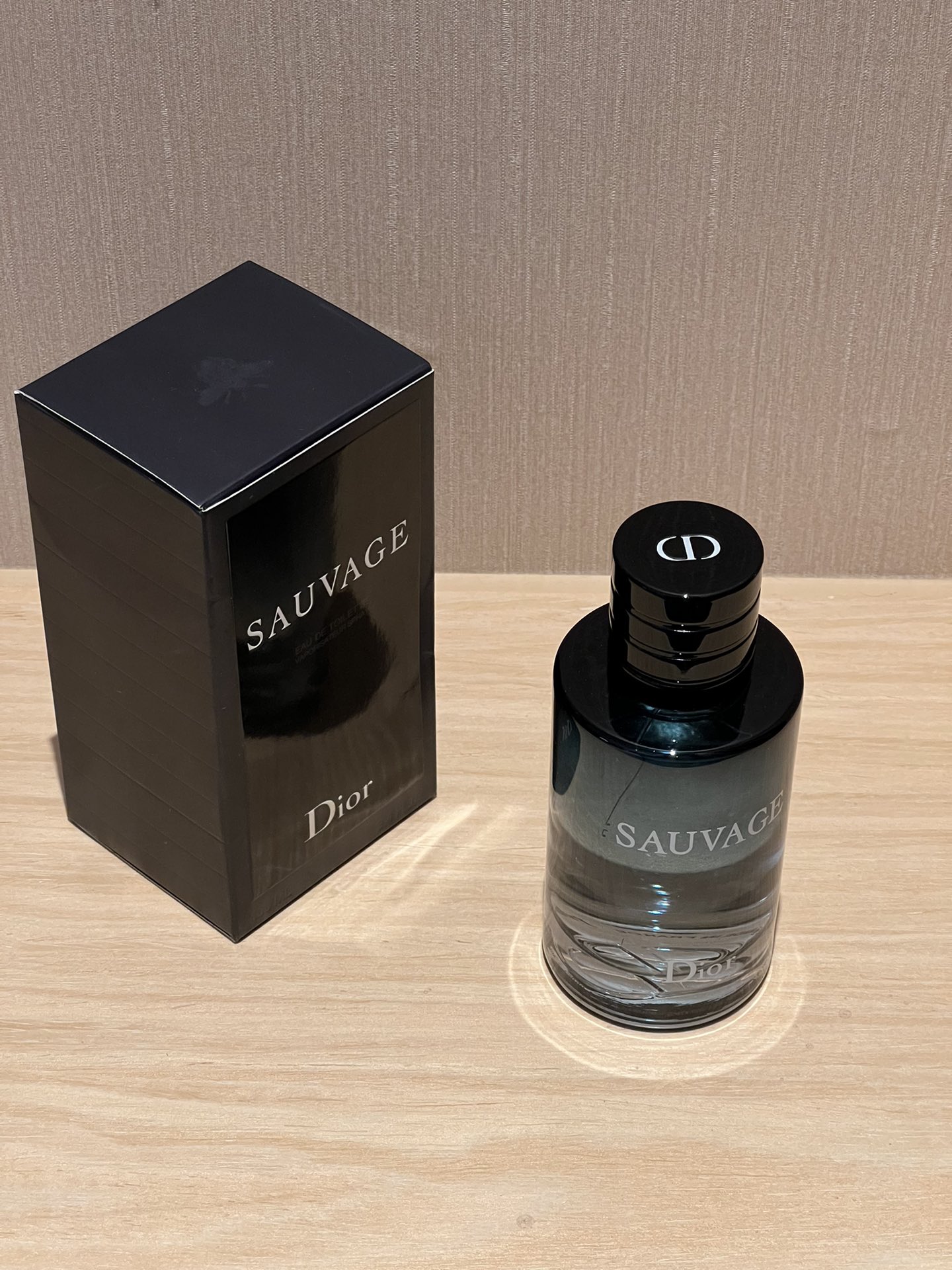 A men's fragrance presented in a gradient-finish flacon with a refined - Comprehensive 4